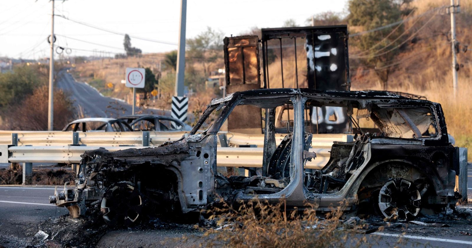 Ausgebrannte Autos auf einer Landstraße im mexikanischen Bundesstaat Jalisco nach gewaltsamen Ausschreitungen nach dem Tod von El Mencho.