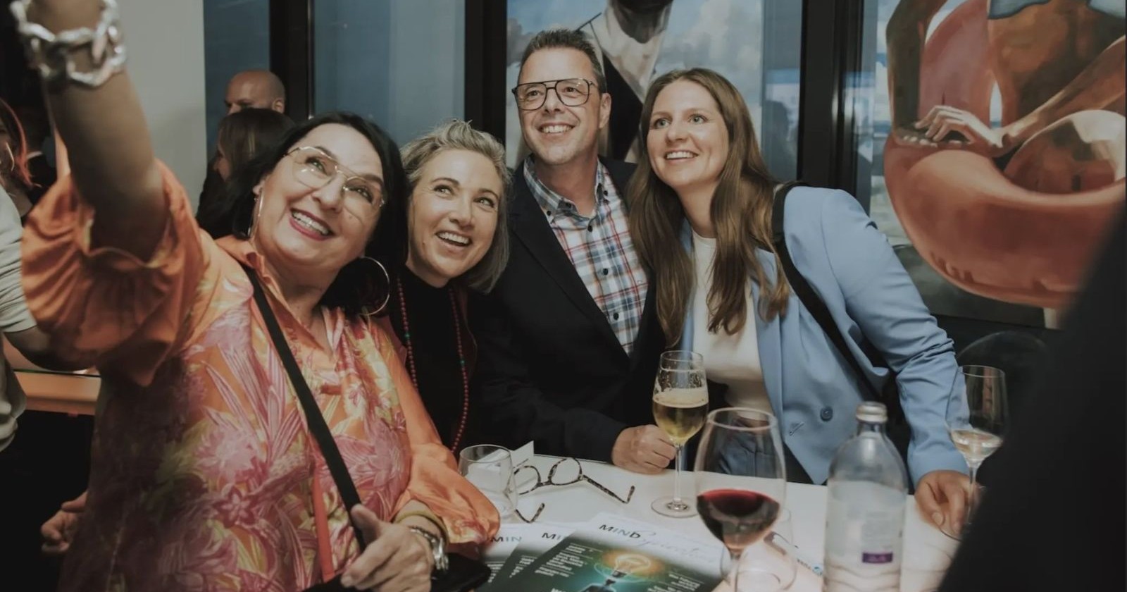 Vier Personen machen ein Selfie