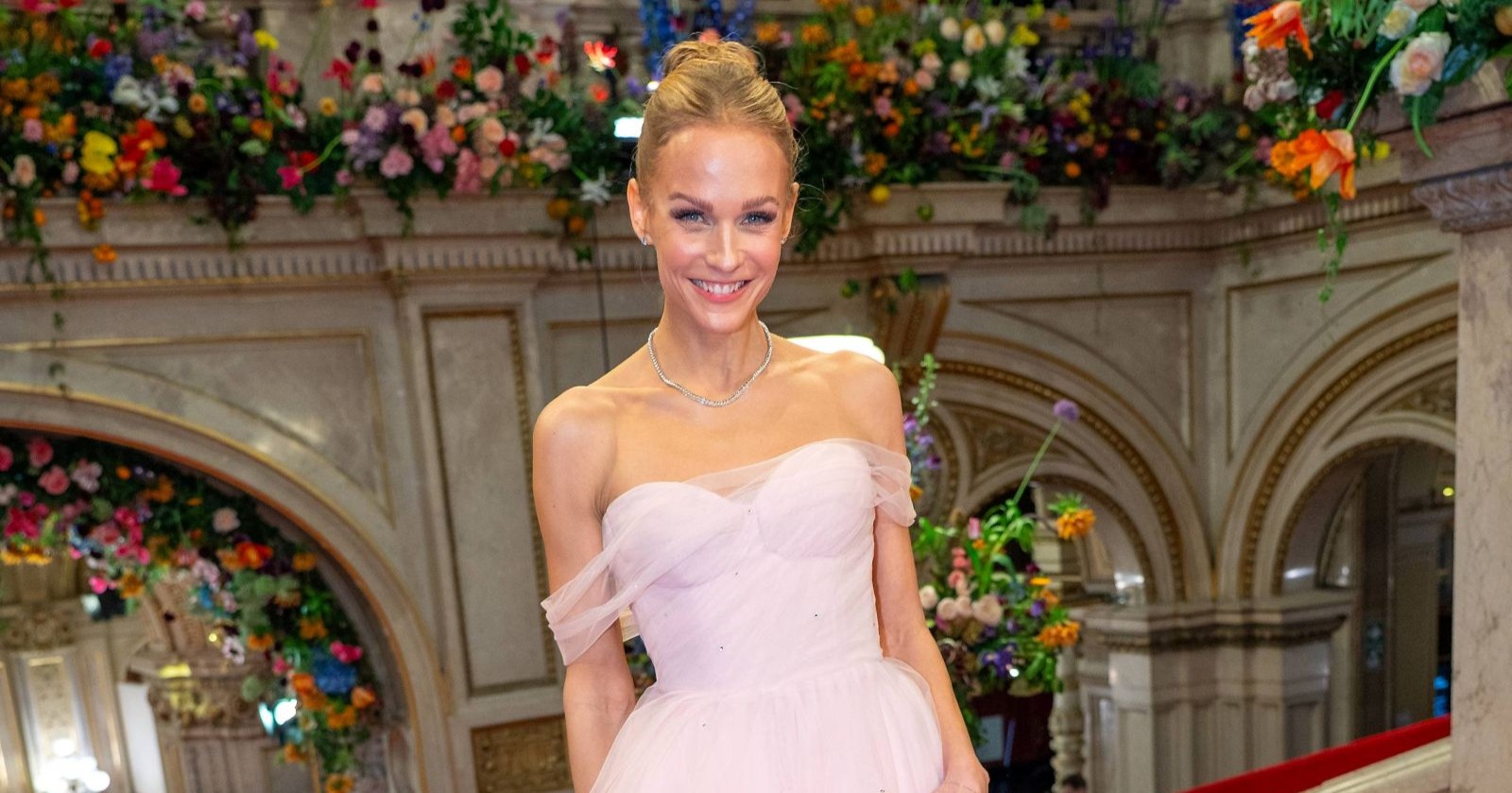 Mirjam Weichselbraun moderiert Opernball, sie ist mit Ben Mawson, verheiratet und war mit Sänger Marque liiert