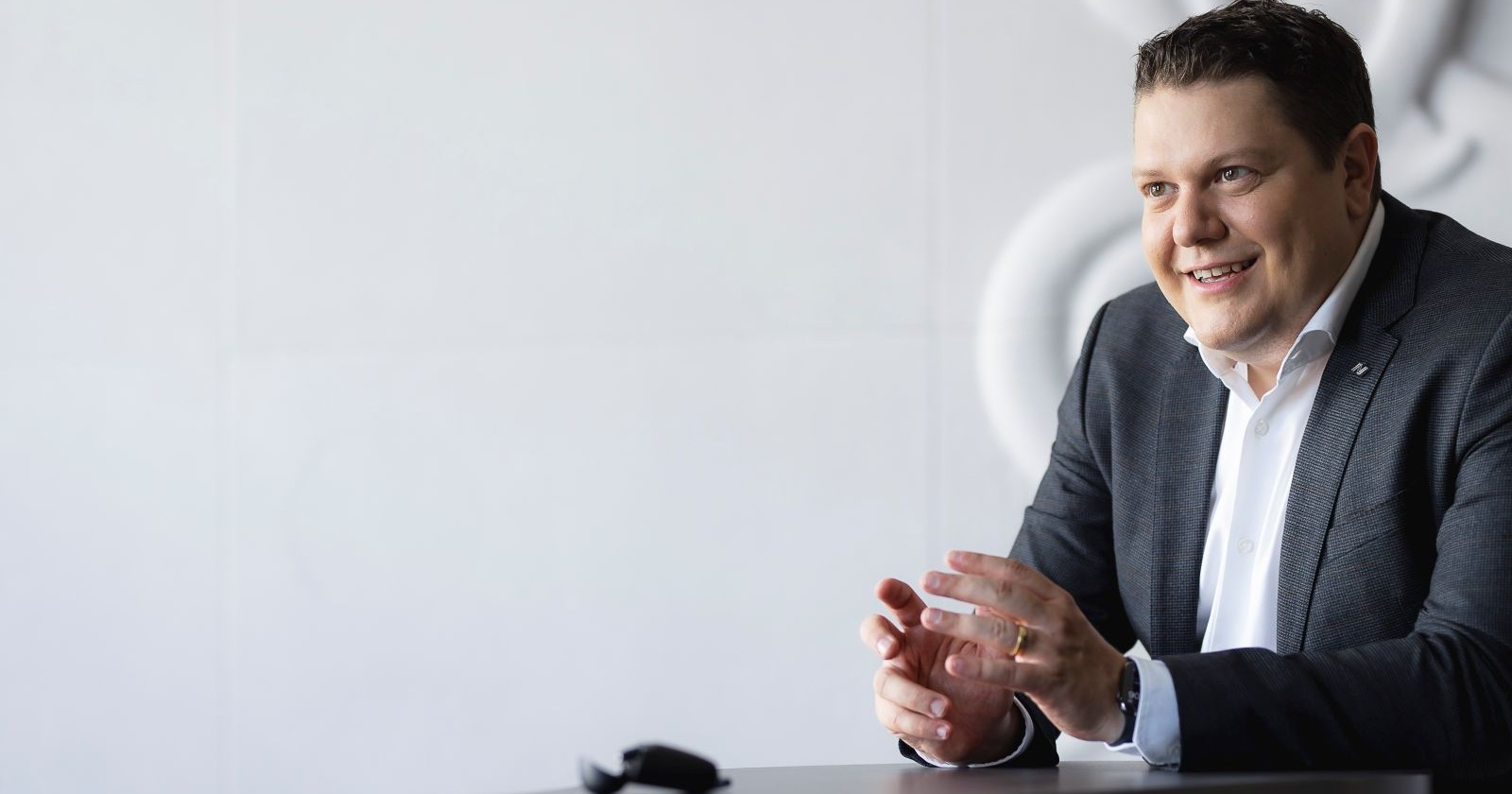 Mann im weißen Hemd und grauem Sakko im Gespräch