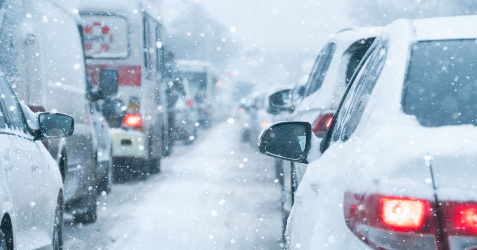 Autos stehen bei starkem Schneefall im Stau während eines Blizzard in New York, Straßen wegen Schneesturm und Ausnahmezustand gesperrt