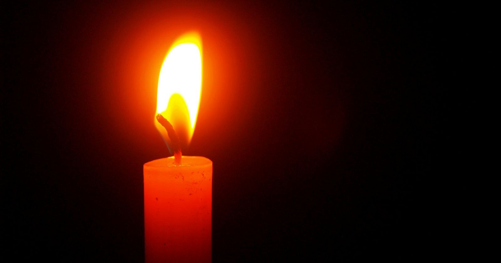 Zu sehen ist eine einzelne brennende Kerze vor schwarzem Hintergrund/ Oliver „Power“ Grant tot – Wu-Tang-Clan nimmt Abschied.