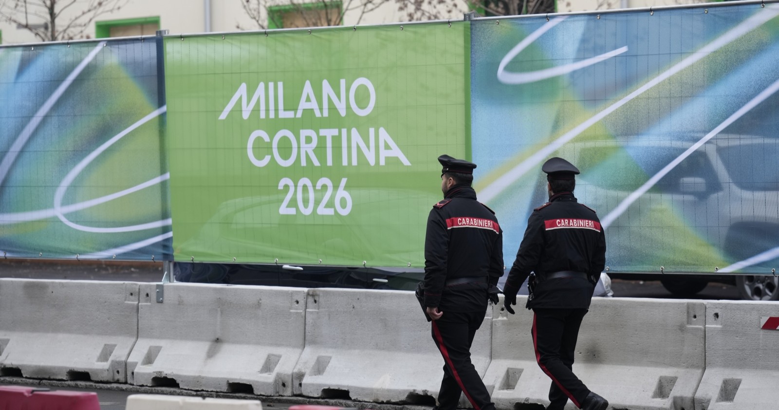 Die Polizei spaziert vor dem olympischen Dorf.