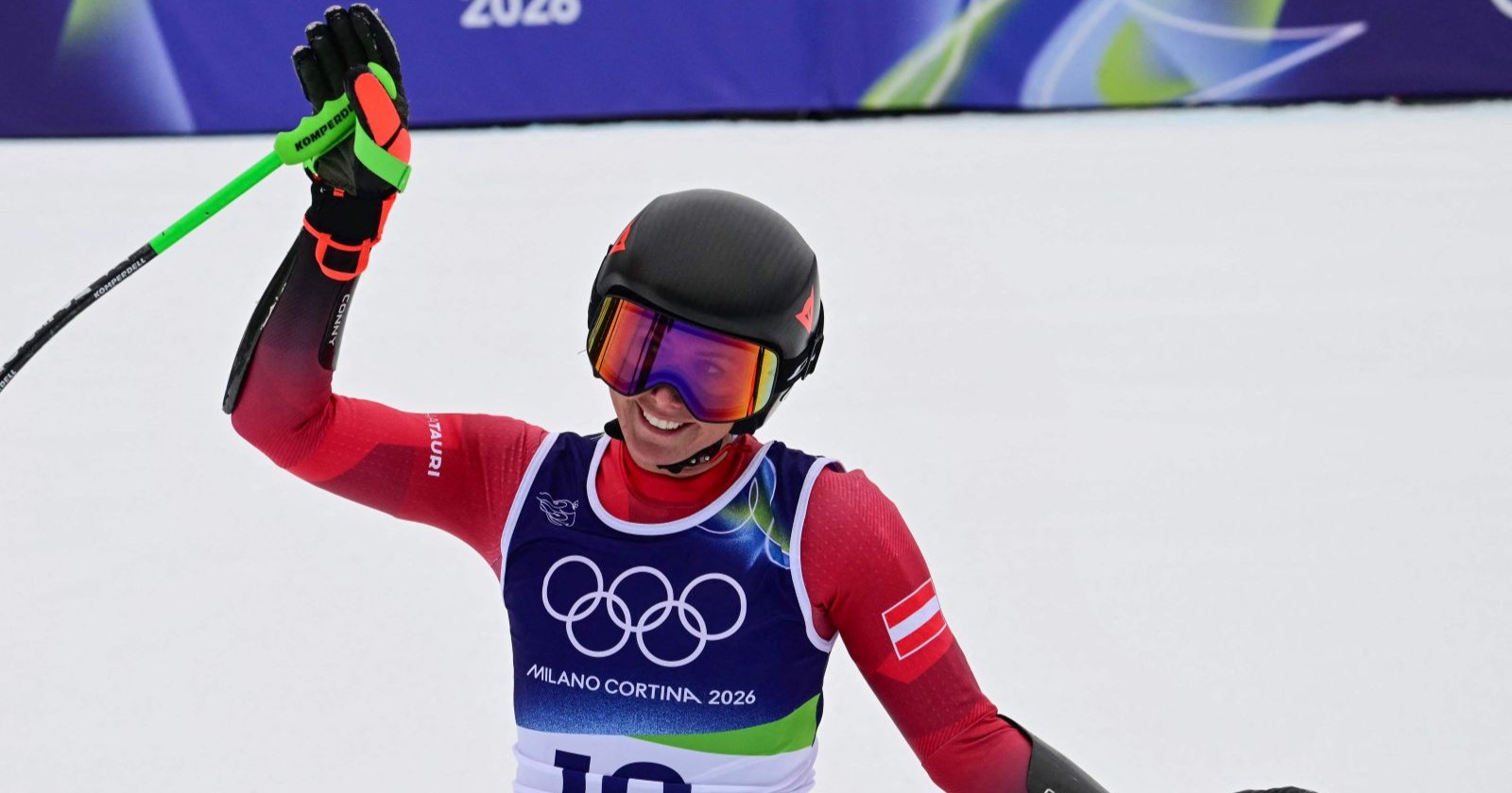 Cornelia Hütter jubelt im Ziel von Cortina über Bronze im Super G der Damen bei Olympia 2026