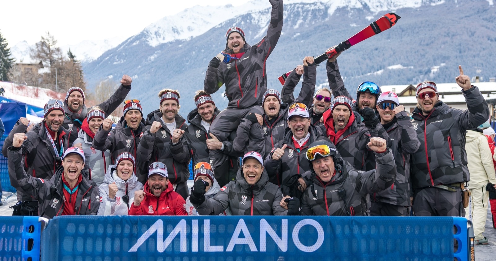 Teamtoto Ski Austra mit Silbermedaillengewinner Fabio Gstrein (AUT), Marco SCHWARZ (AUT), Michael MATT (AUT), Manuel FELLER (AUT) am Montag, 16. Februar 2026, während der Medaillenzeremonie für den Slalom der Männer im Rahmen der Olympischen Winterspiele in Bormio.