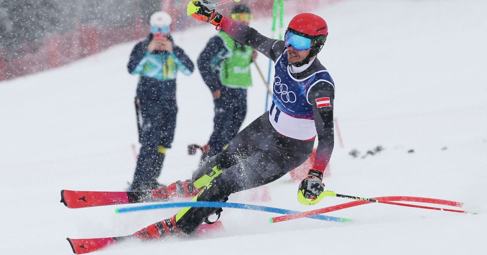 Manuel Feller enttäuscht nach seinem Ausfall im Olympia Slalom der Herren in Bormio