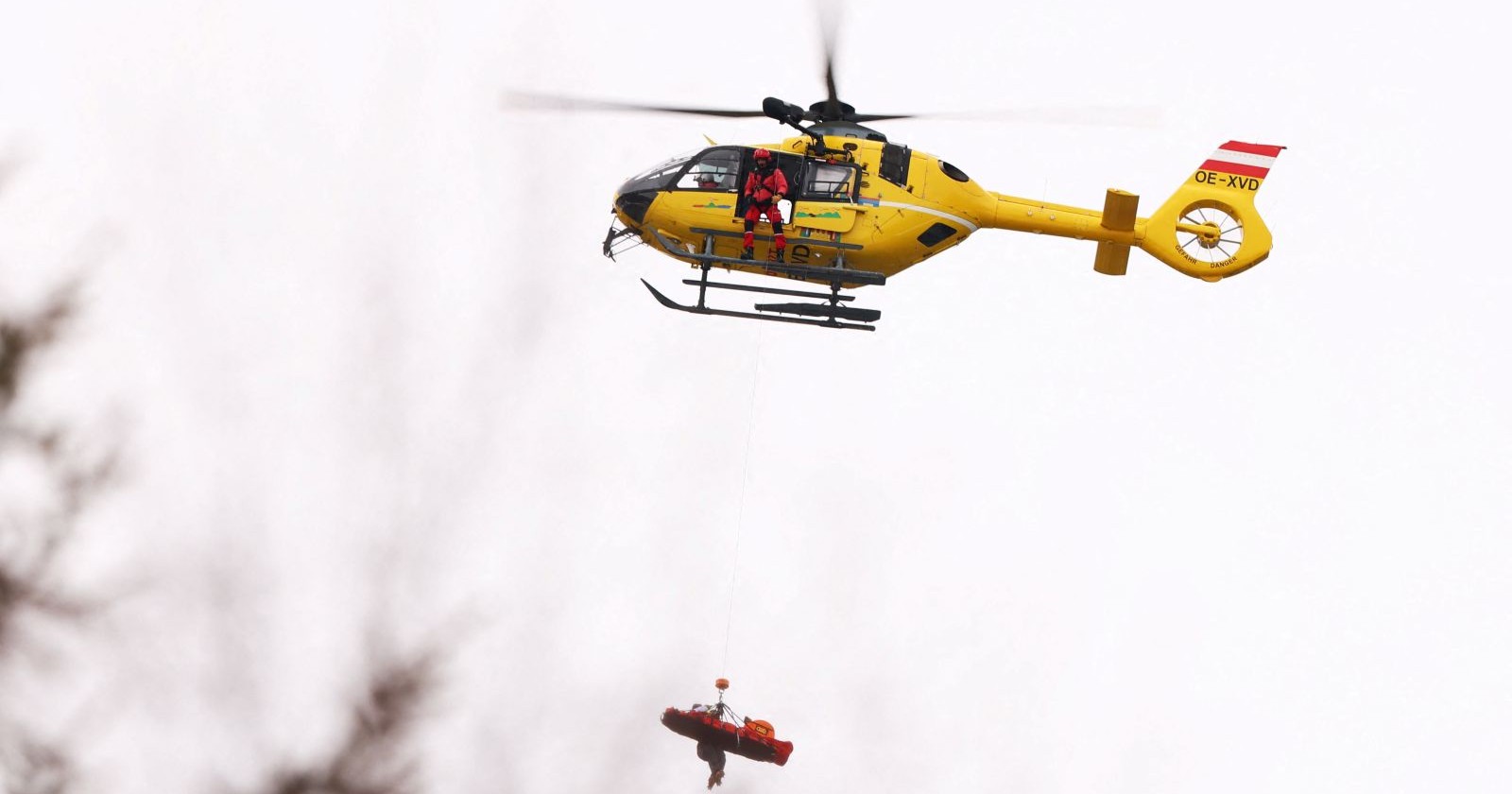 Rettungshubschrauber der Frederik Möller von der Abfahrtspiste nach dem ersten Trainingslauf der olympischen Spiele 2026 abtransportiert