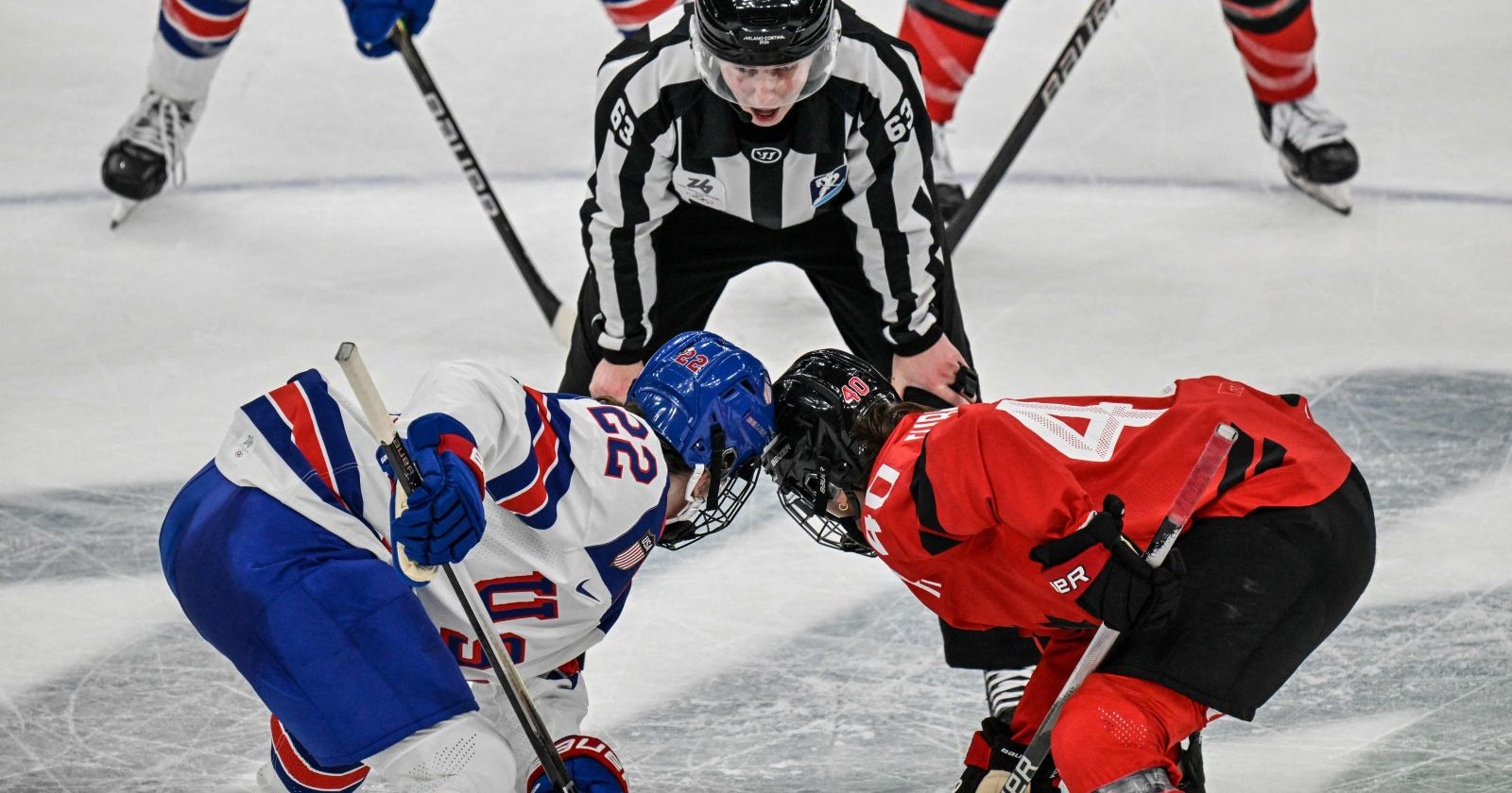 Eishockeyspielerinnen aus den USA und Kanada beim Bully während eines Spiels der Olympischen Winterspiele 2026.
