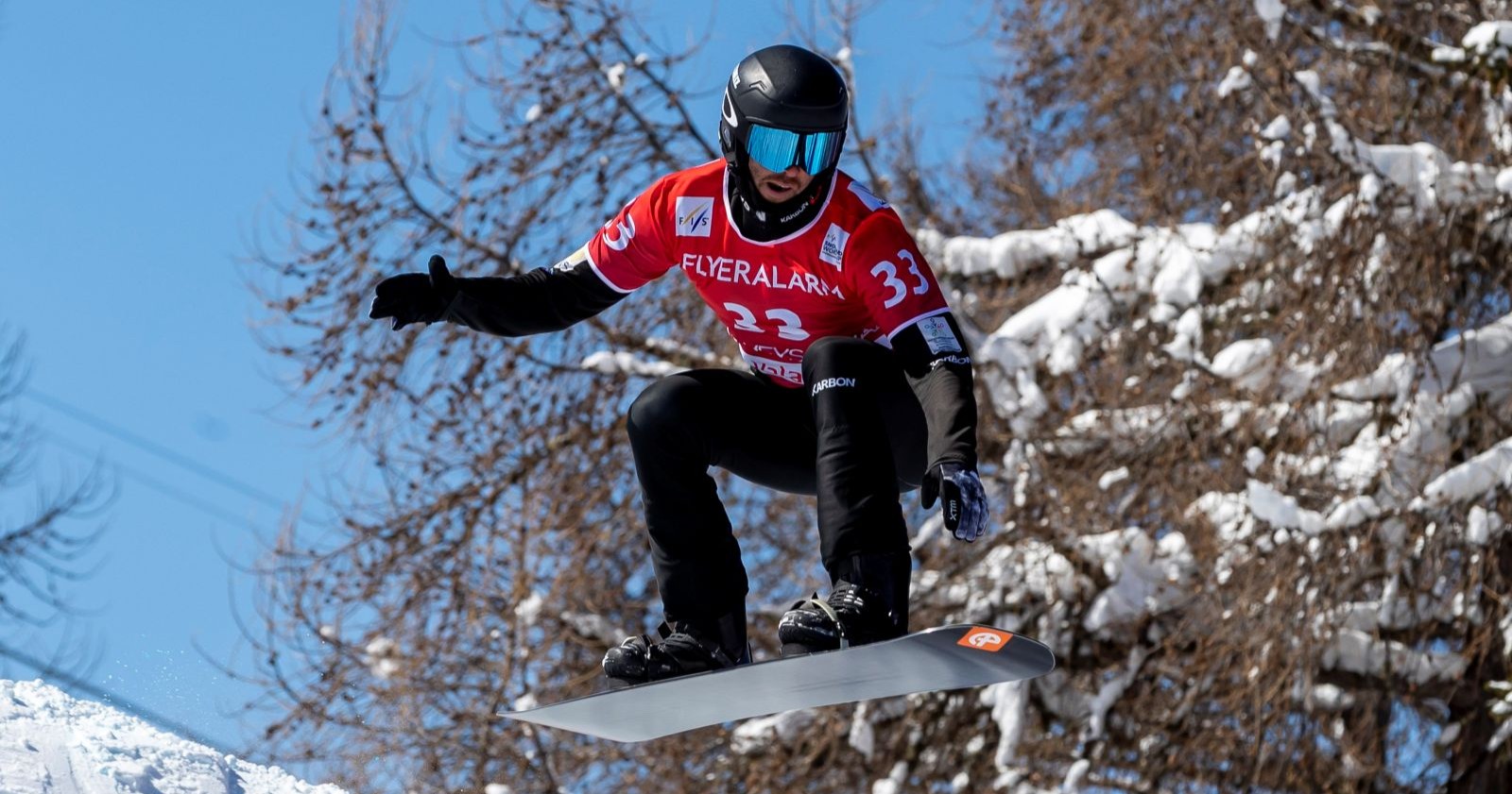 Snowboarder Cameron Bolton springt während eines Trainingslaufs in Livigno; kurz darauf verletzte sich der Australier bei den Olympischen Winterspielen 2026 schwer am Halswirbel.