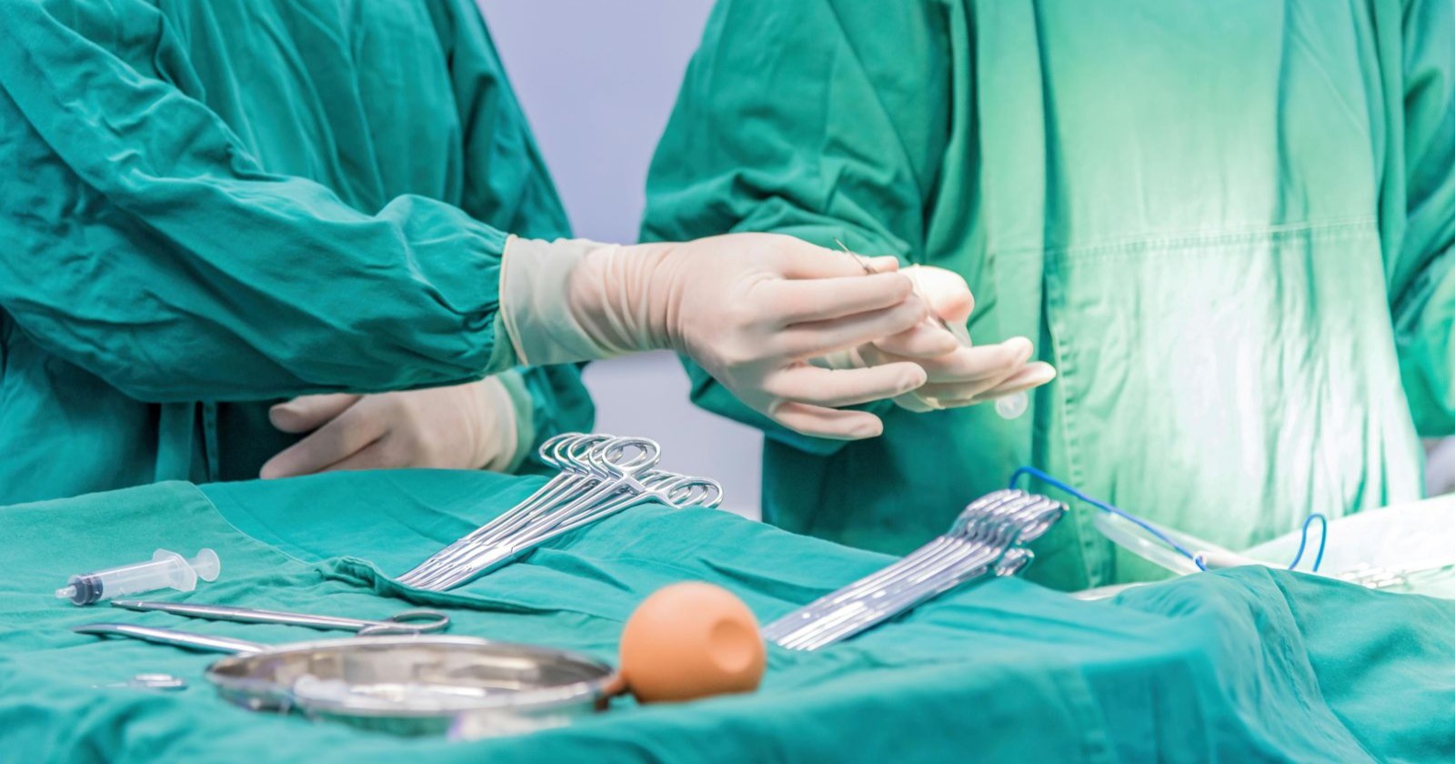 Ärzte im OP/Ein Mann hatte eine Granate im Gesäß