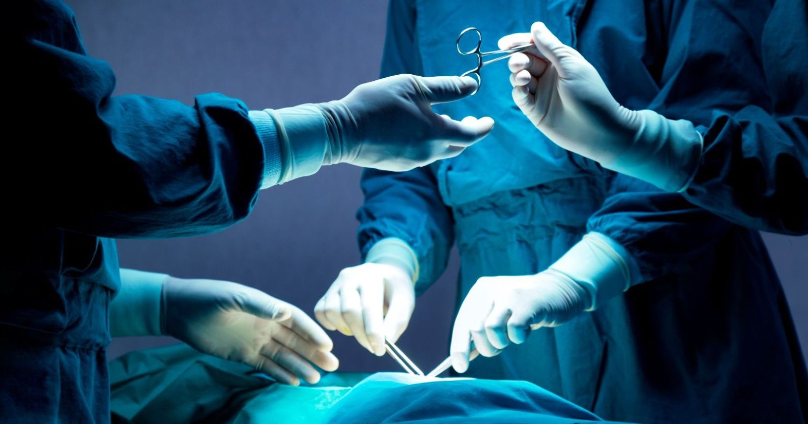 Ärzte im OP-Saal/Das Spenderherz für einen Buben wurde aufgrund falschcen Transports zerstört