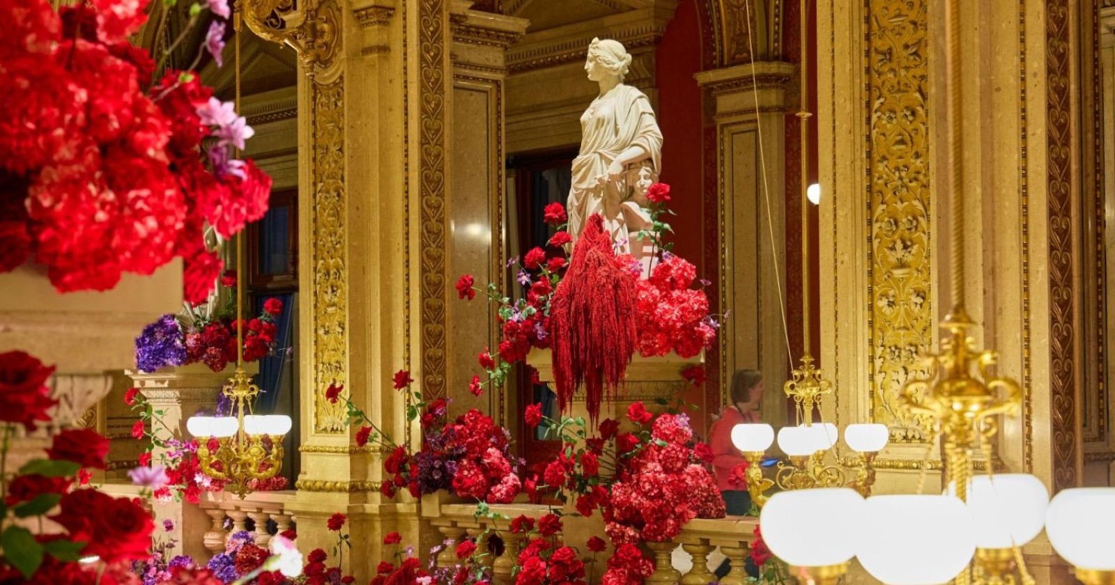 Blumendekoration mit roten Rosen beim Wiener Opernball in der Staatsoper Wien/ So teuer sind die Blumen beim Opernball