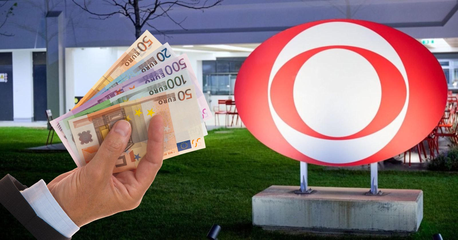 Hand die Geldscheine zeigt, neben dem ORF-Logo am Küniglberg, um Gebühren zu symbolisieren