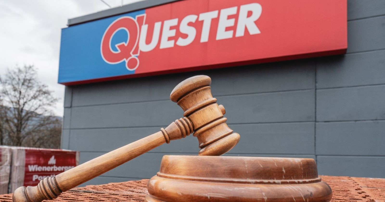 Quester-Versteigerung 2026 – Auktionshammer vor Quester-Filiale: Baumaterialien, Möbel und Firmeninventar werden nach der Insolvenz verkauft.