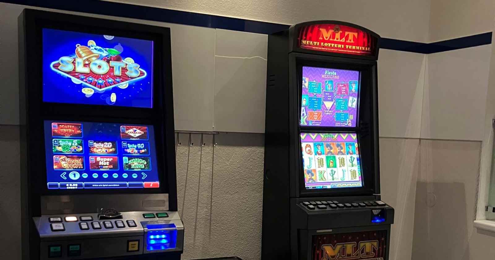 Beschlagnahmte Glücksspielautomaten nach einer Razzia auf einer Wachtelfarm in Wien-Penzing