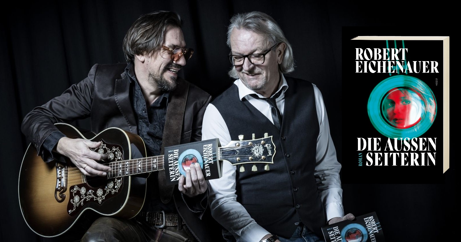 Robert Eichenauer und Christian Stani sitzen mit Gitarren und dem Buch „Die Außenseiterin“ in der Hand, vor dunklem Hintergrund, als Ankündigung einer gemeinsamen Lesung mit Musik in Wien.
