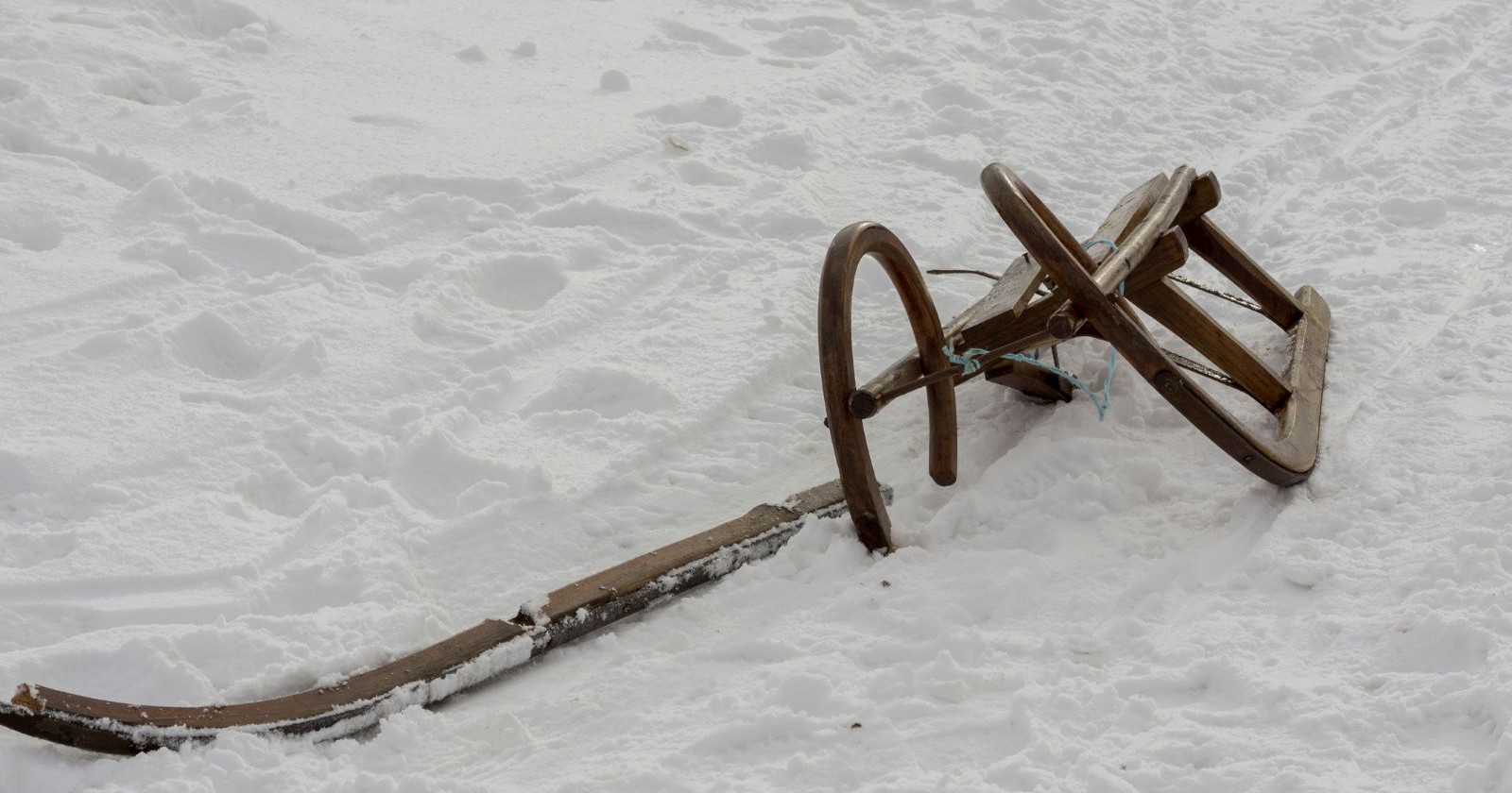 Holzschlitten im Schnee auf der Rodelbahn in Rauris, Salzburg – Symbolbild zum tödlichen Rodelunfall einer 13-jährigen Schülerin aus München.