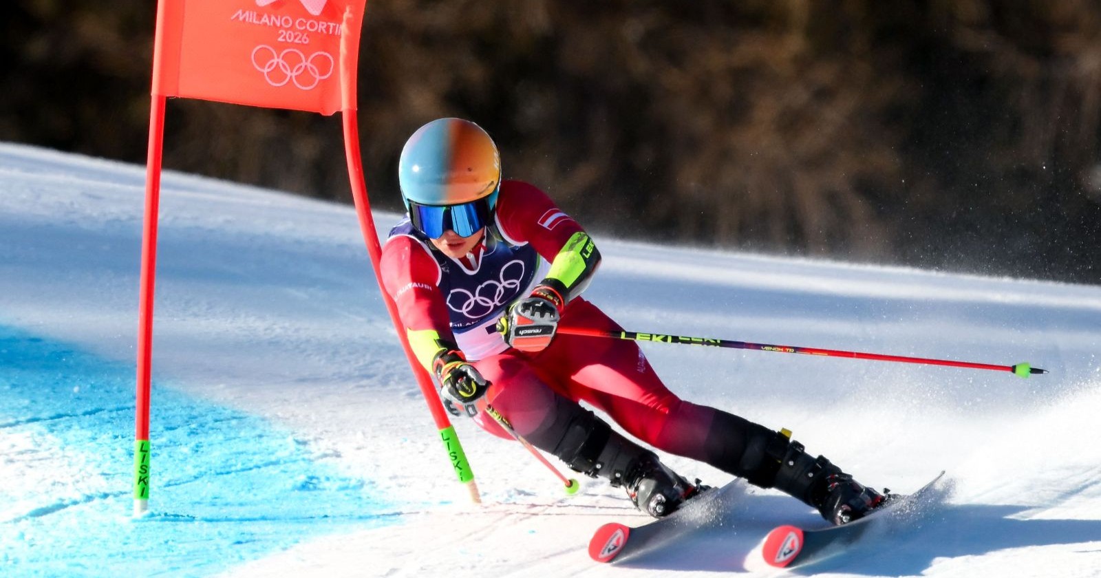 Julia Scheib im roten Rennanzug beim RTL der Frauen in Cortina, die ÖSV-Rennläuferin geht am Ende ohne Medaille aus.