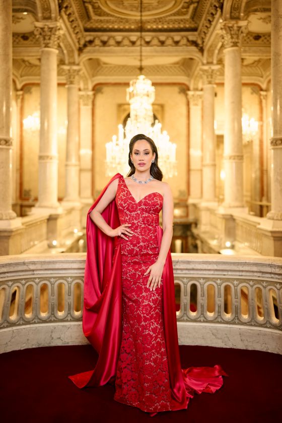 Sasa Schwarzjirg zeigt ihr Kleid für den Opernball/ Sasa Schwarzjirg in einer roten Abendrobe