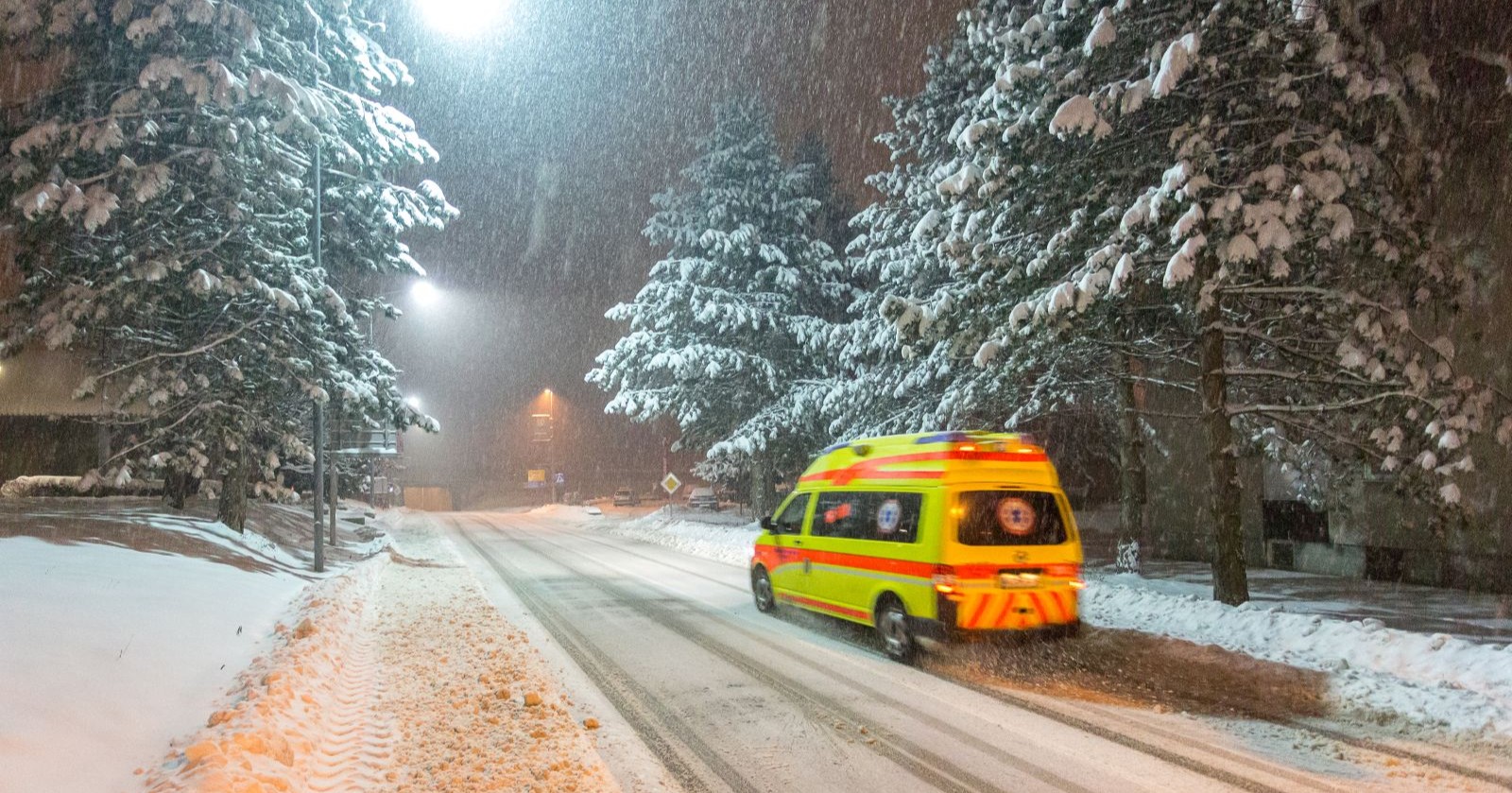 Krankenwagen im Schnee/Bei Winterdienstarbeiten in Linz-Ebelsberg kam es zu einem tödlichen arbeitsunfall