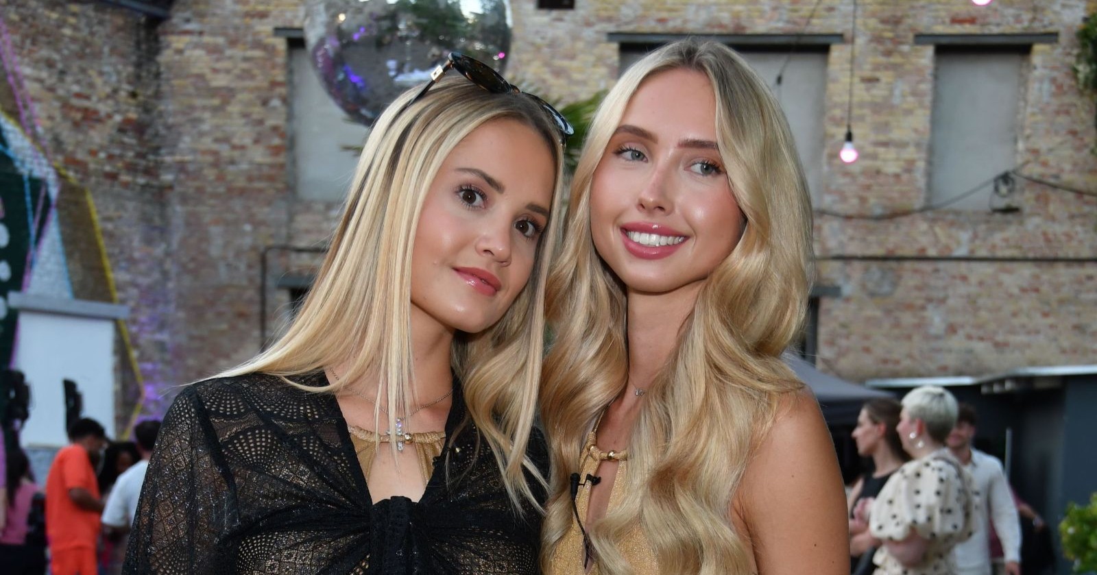 Shania und Davina Geiss besuchen den Wiener Opernball/Shania und Davina Geiss lächeln