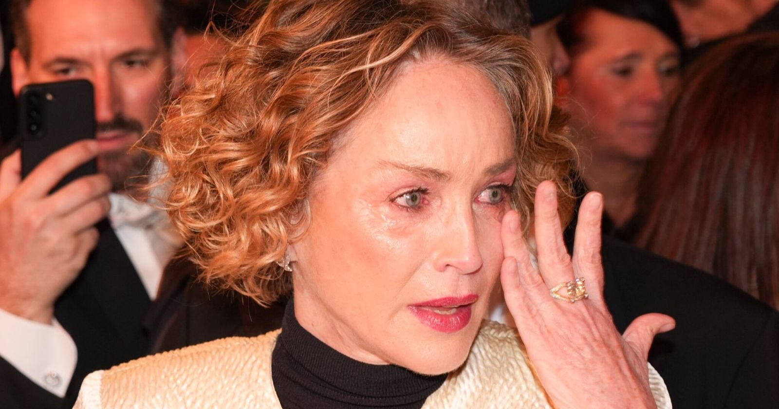 Sharon Stone weint/ Sharon Stone hatte einen Panikattacke am Wiener Opernball