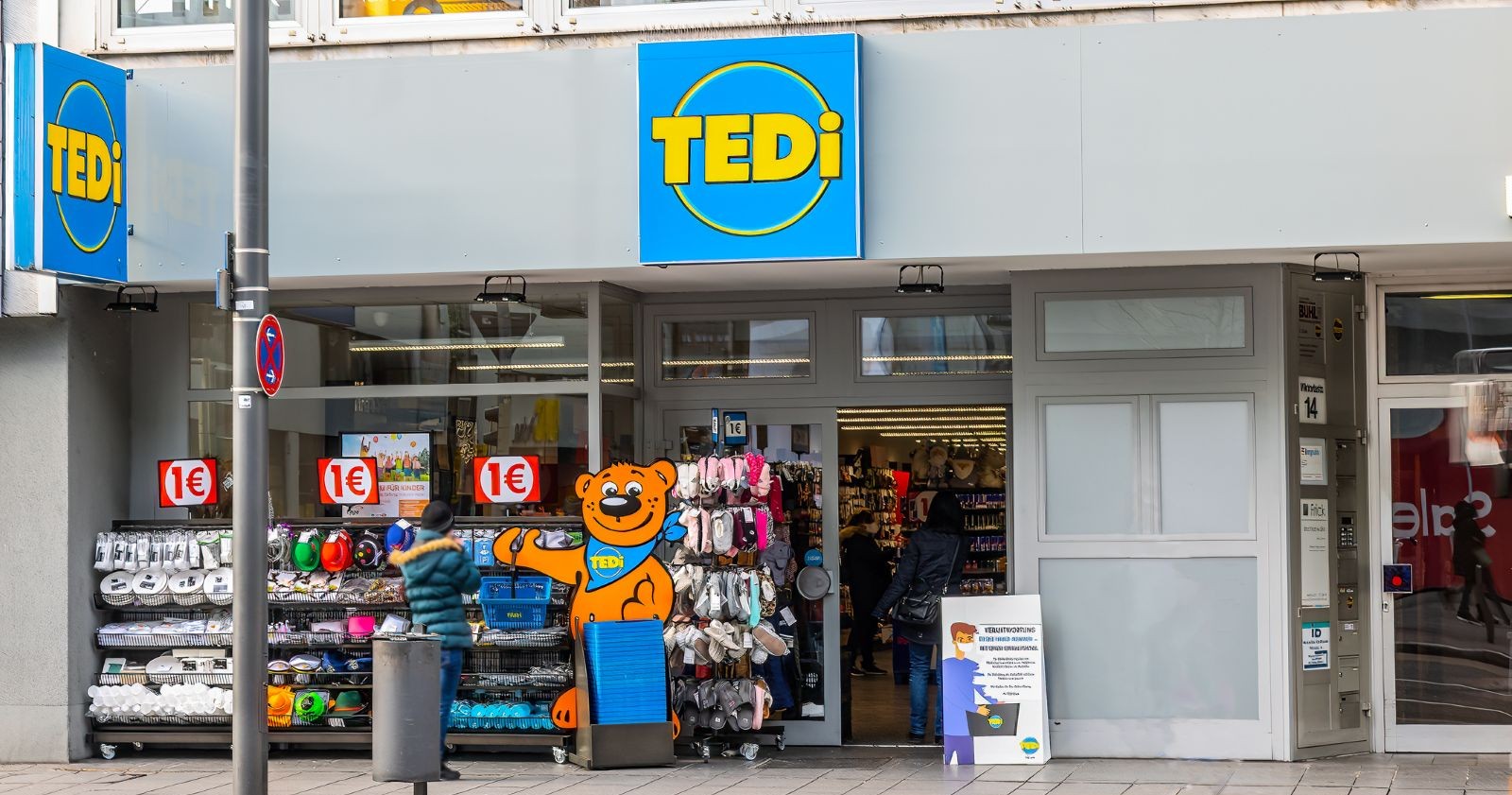 Eingang einer TEDi-Filiale mit typischem blauen Logo und Warenauslage, Symbolbild zum Produktrückruf eines Kinder-Teesets.