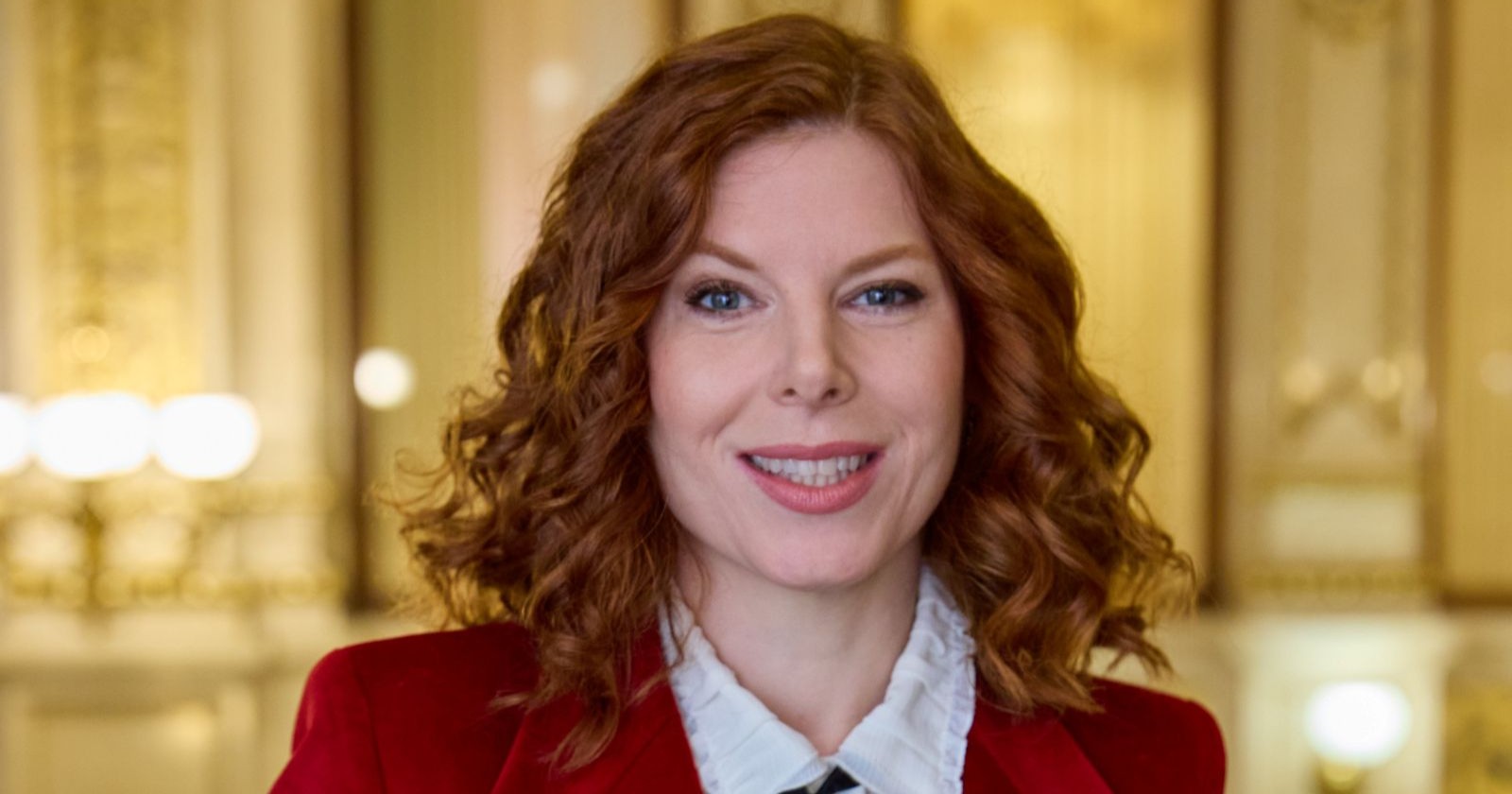 Teresa Vogl mit rotem Blazer /Teresa Vogl überrascht mit Opernballkleid