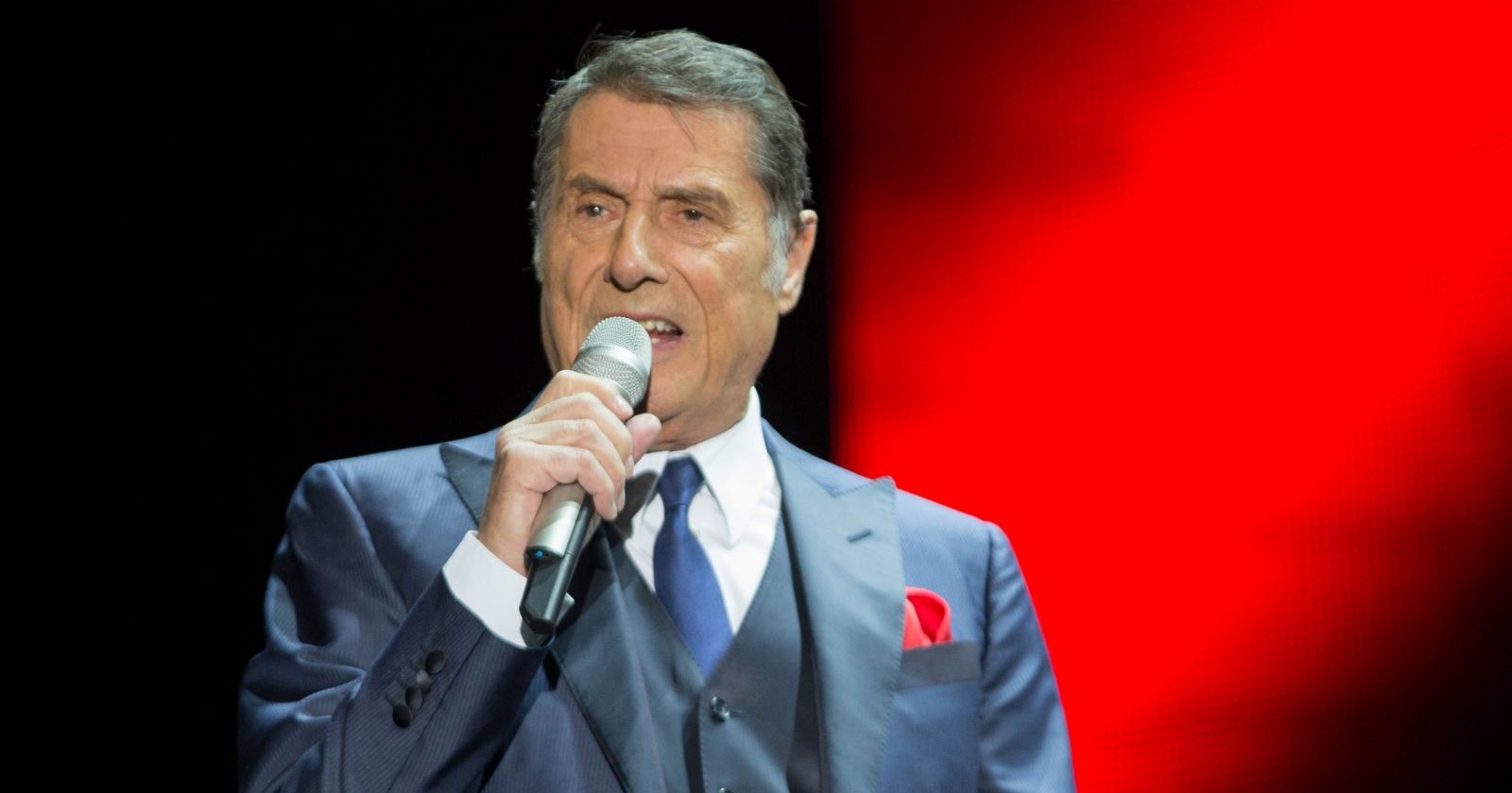 Udo Jürgens auf der Bühne/ Bianca Schwarzjirg hat sich als Udo Jürgens verkleidet