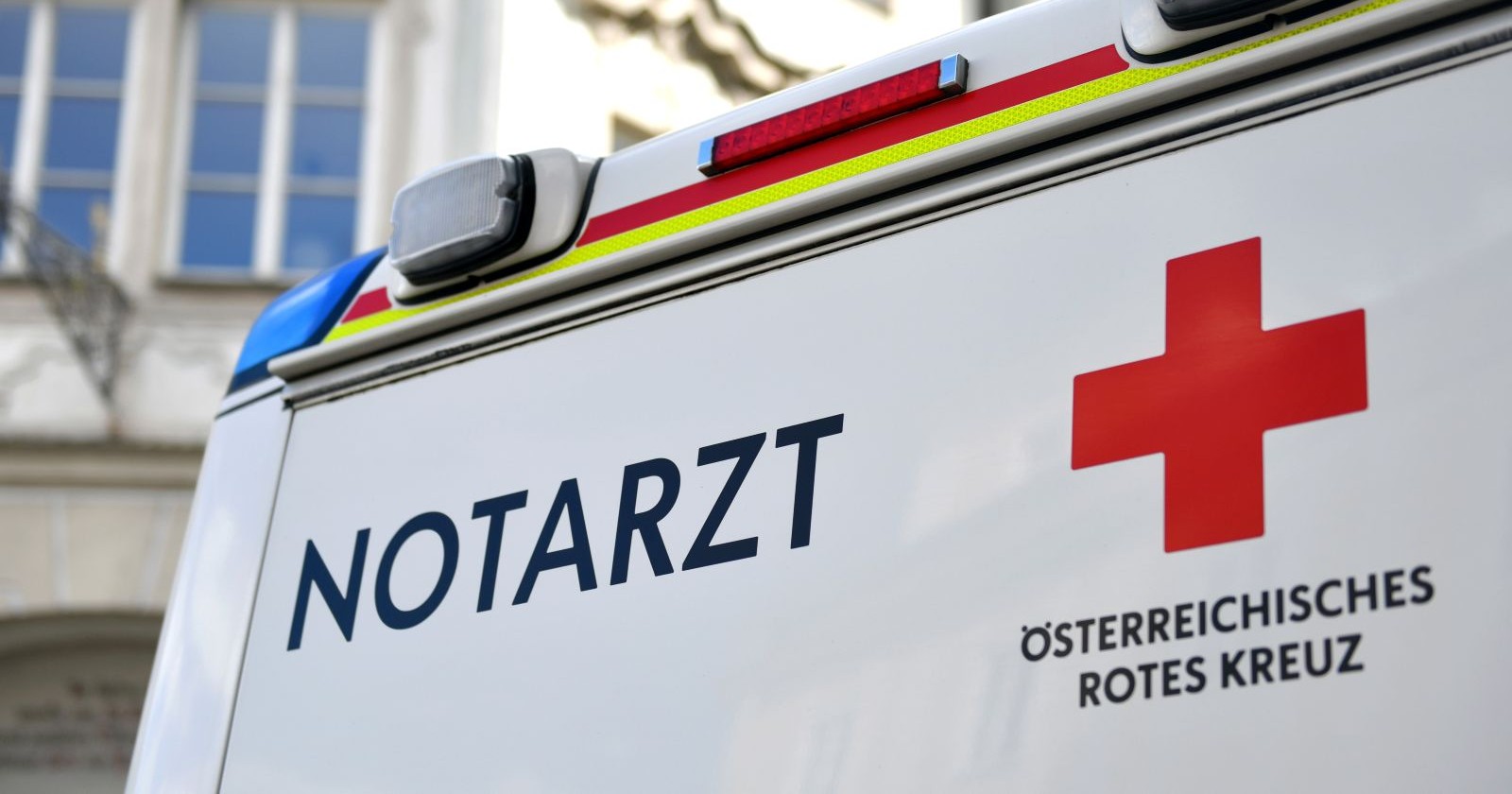 Außenansicht eines Rettungswagens des Österreichischen Roten Kreuzes