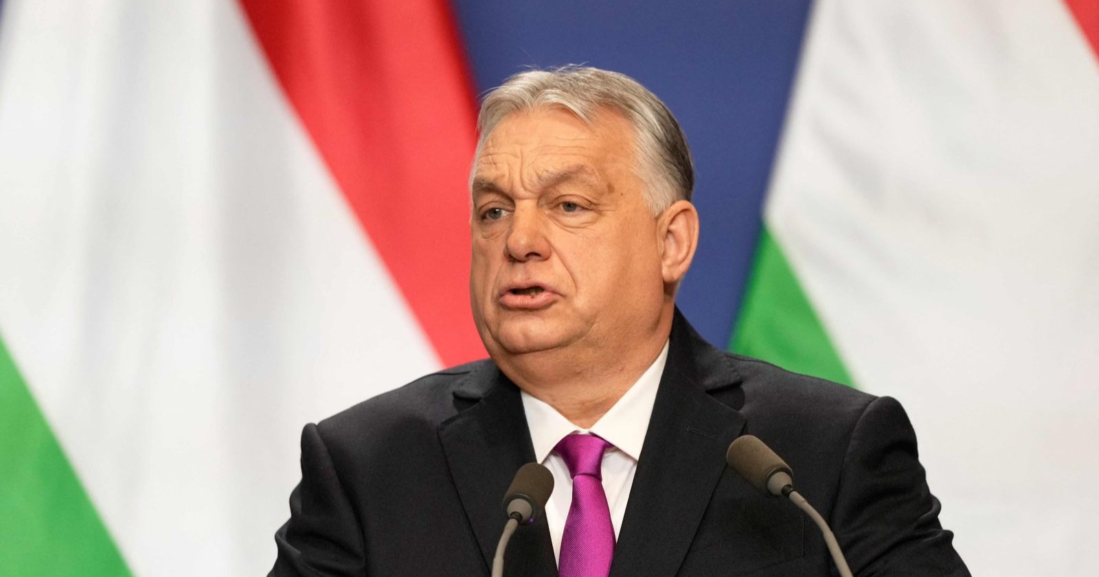 Viktor Orbán spricht vor ungarischer Flagge bei einer Pressekonferenz, in der er die Blockade des EU-Hilfspakets für die Ukraine mit dem Stopp der Druschba-Pipeline begründet.
