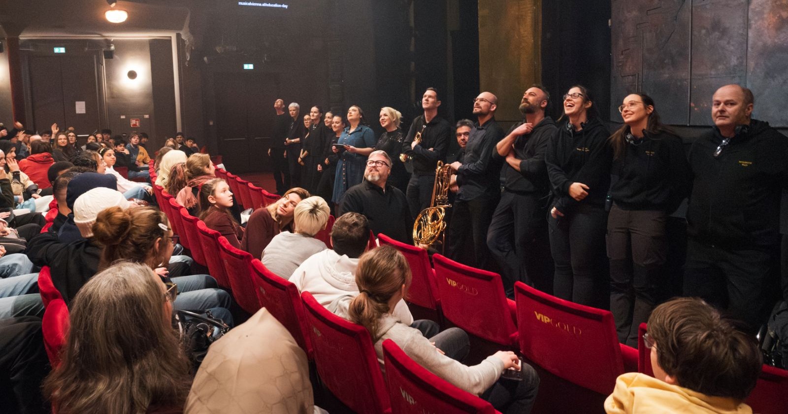 Schüler und Künstler im Raimundtheater