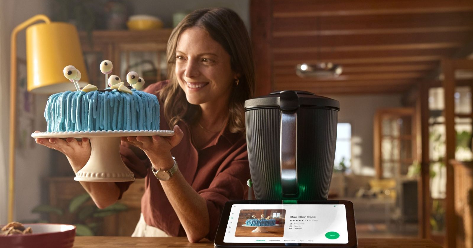 Der Thermomix TM7 mit Zubehör wie dem Sensor und Pizzastein während der Vorwerk Love-Week