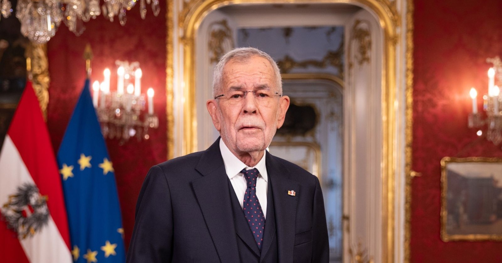 Alexander Van der Bellen steht in der Hofburg vor österreichischer und EU-Flagge und bezieht Stellung zur Verlängerung des Wehrdienstes.