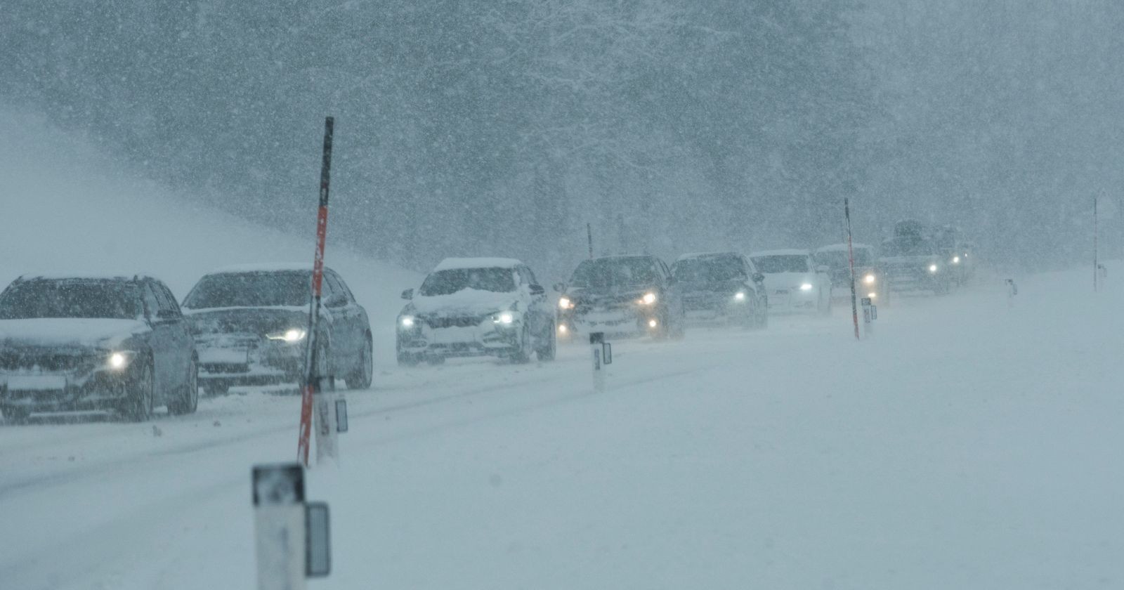 Das Wetter sorgt für anhaltende ProblemeAutos stauen sich auf einer schneebedeckten Straße in Österreich während starken Schneefalls.