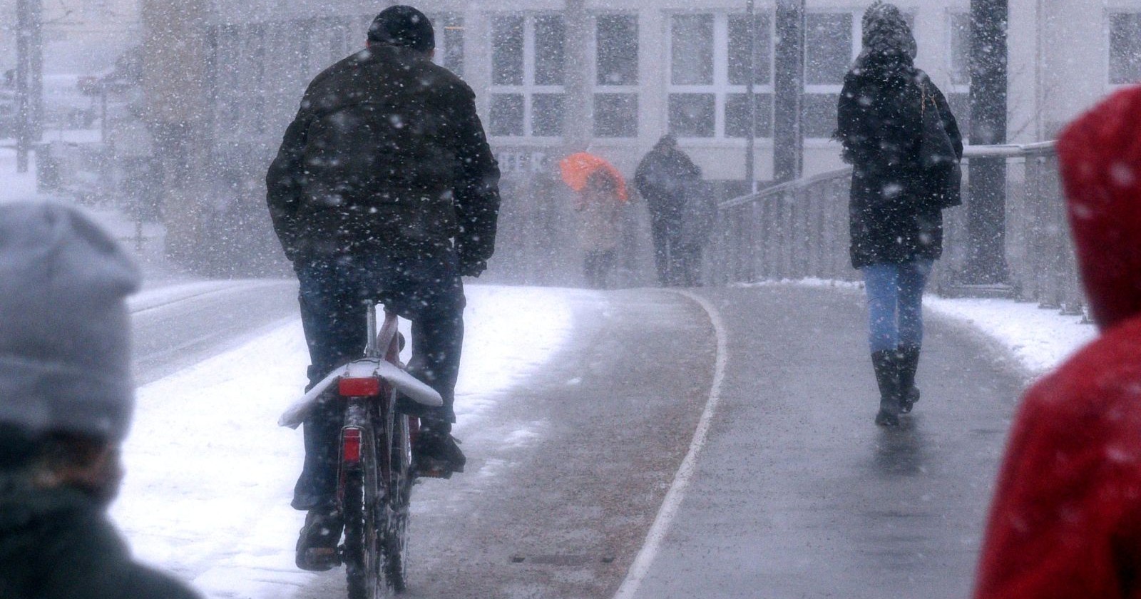 Schneefall im Winter in der oberösterreichischen Stadt Gmunden