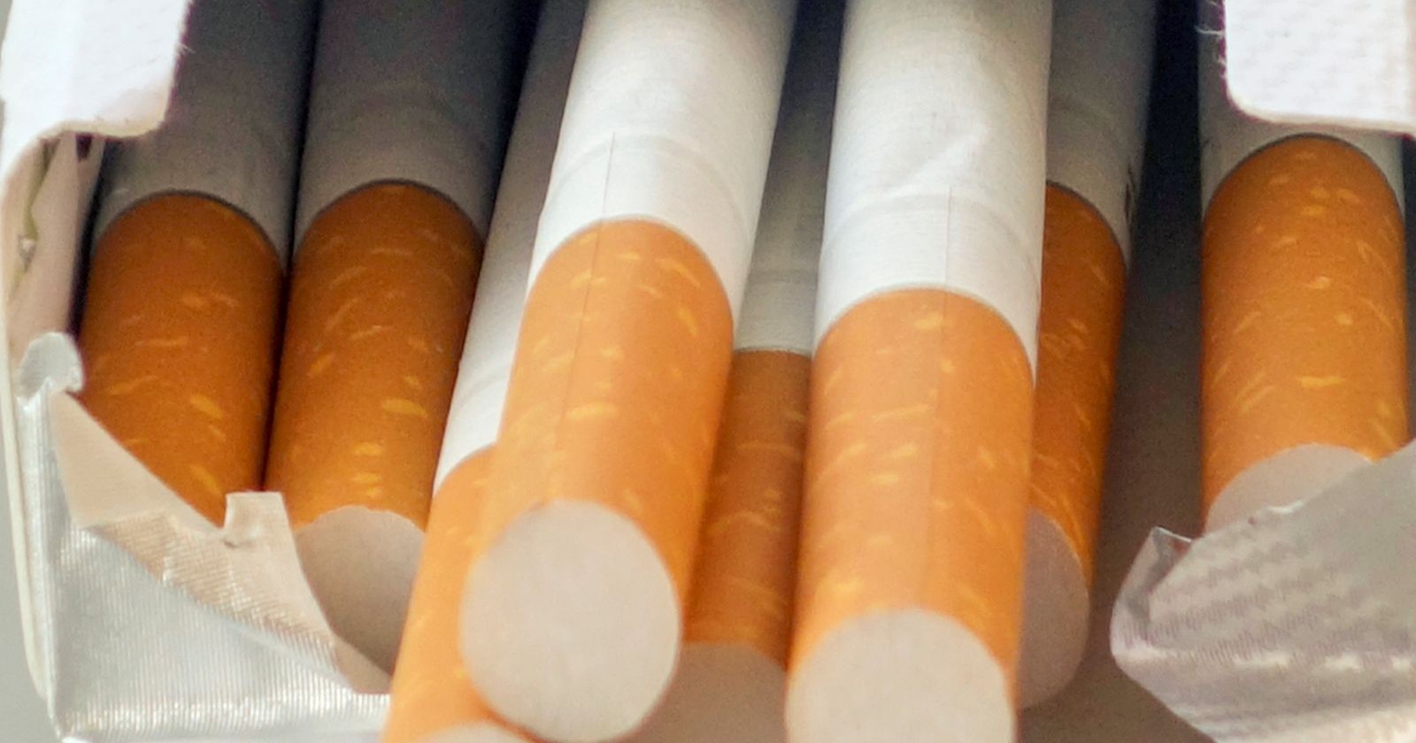 Nahaufnahme geöffneter Zigarettenpackung – Symbol für die vorübergehende Preissenkung bei Camel im März 2026 trotz allgemeiner Erhöhung beim Zigarettenpreis.