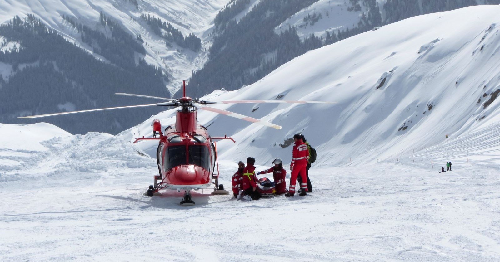 Rettungshubschrauber auf der Piste im Einsatz.