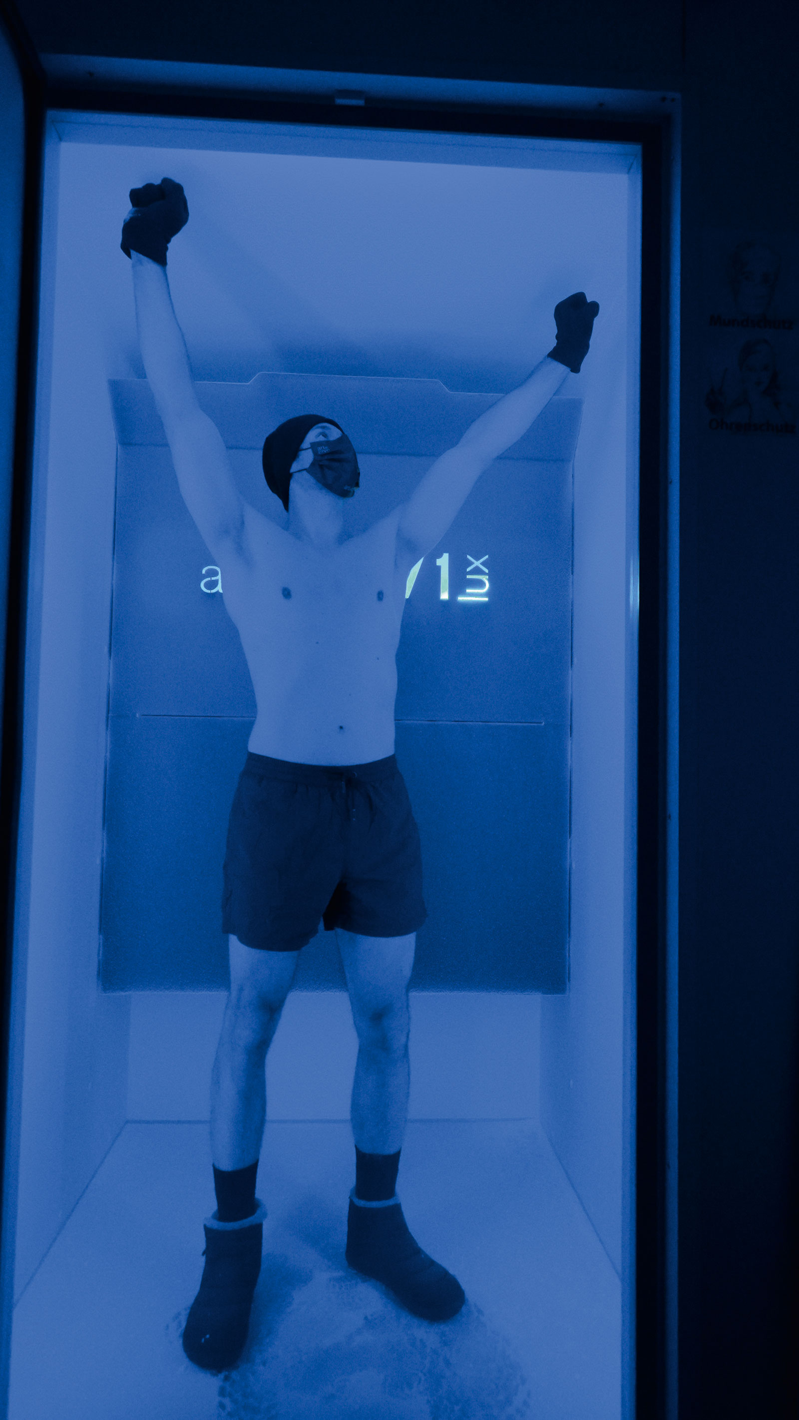 Mann bei der Ganzkörper-Kältetherapie | Credit: M. Schönbauer/D. Kern