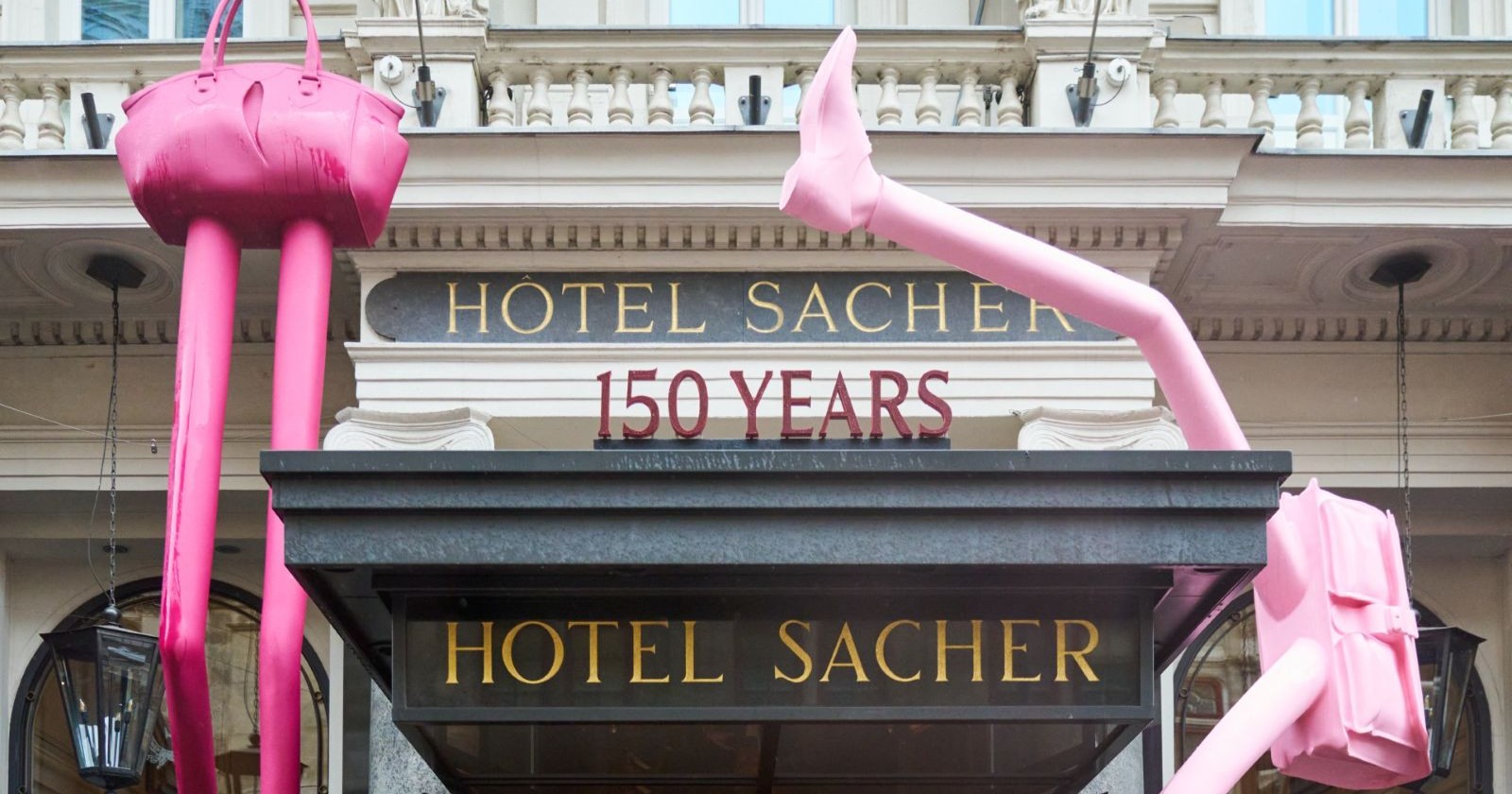 Zwei moderne Bein-Skulpturen vor dem Hotel Sacher