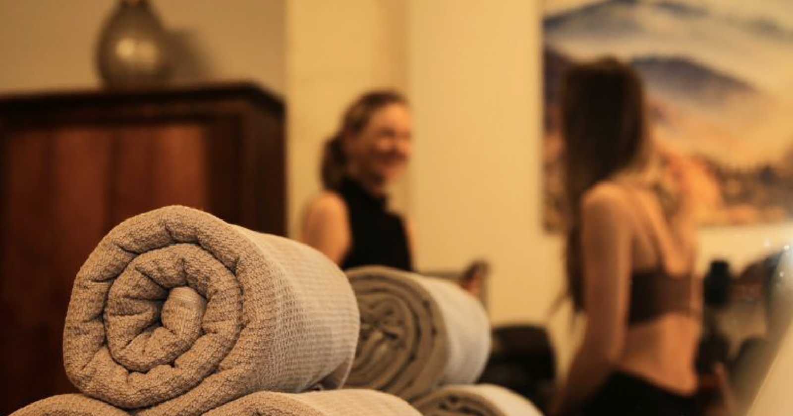 Zwei Mitarbeiterinnen im Gespräch im Wellness-Bereich | Credit: AMON Vitality