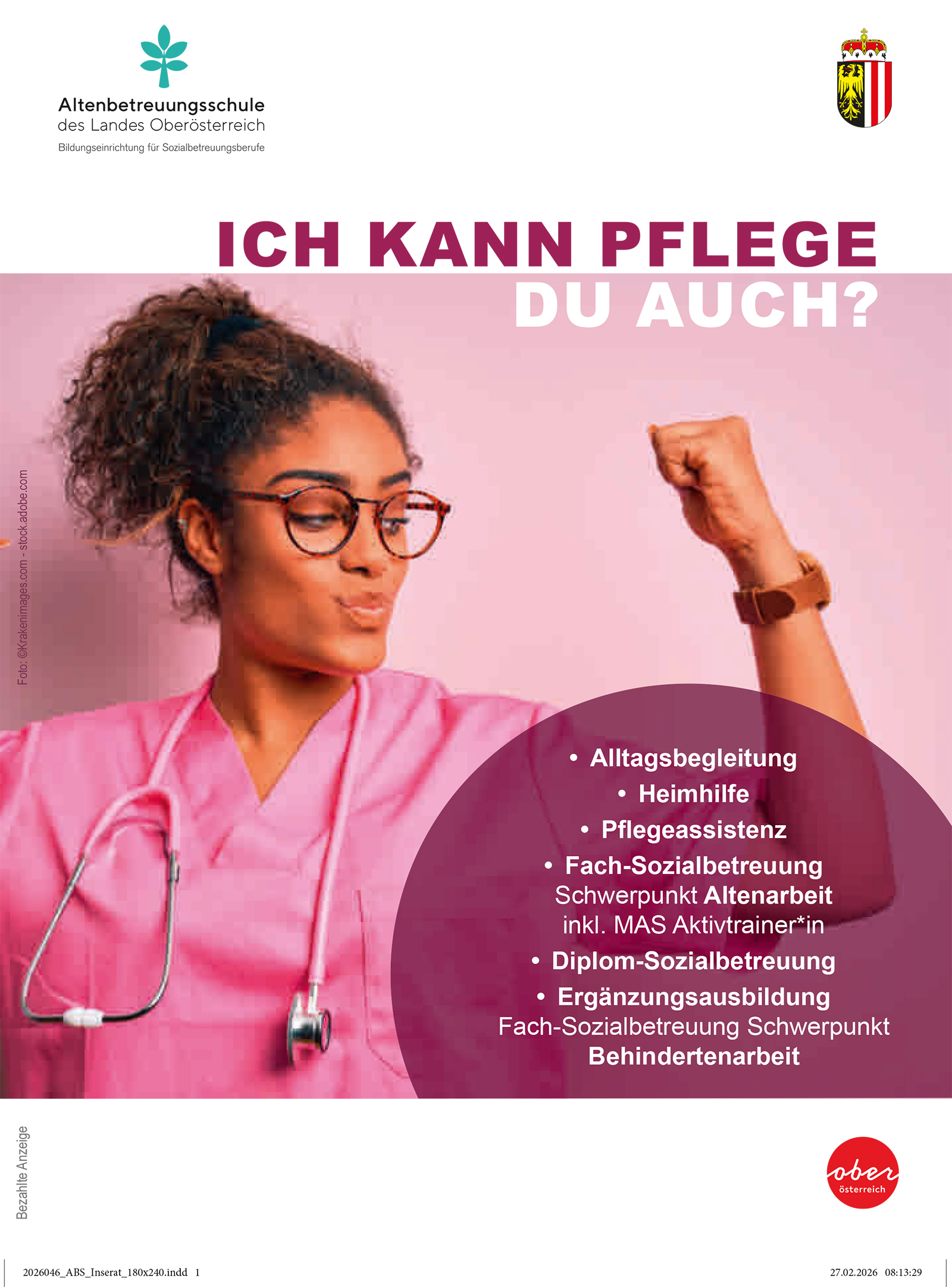 Junge Frau zeigt Muskeln | Credit: stock.adobe.com/Krakenimages.com