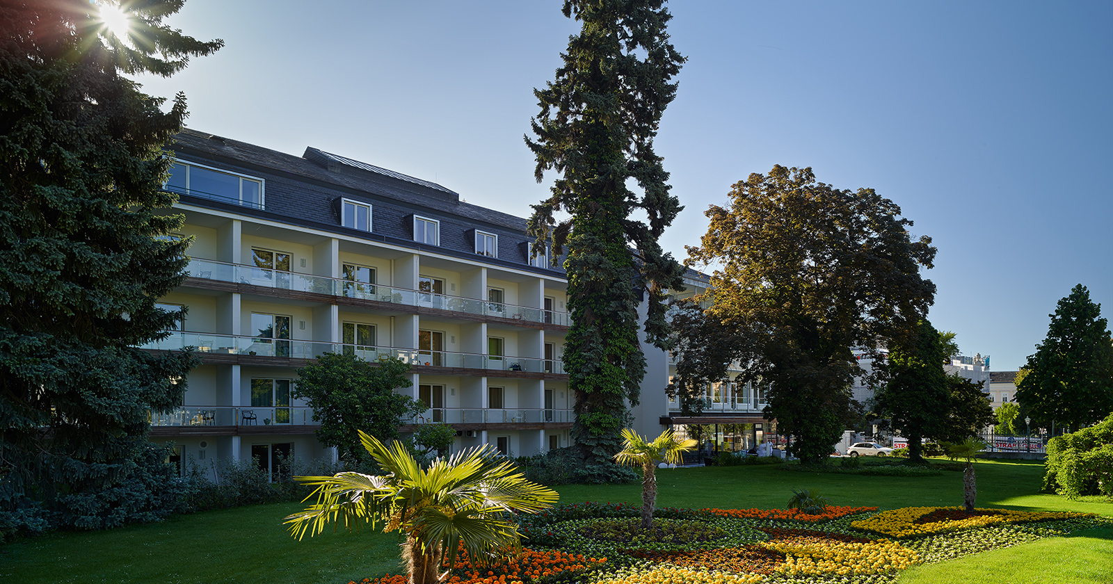 Parkanlage vor dem Hotel | Credit: At the Park Hotel