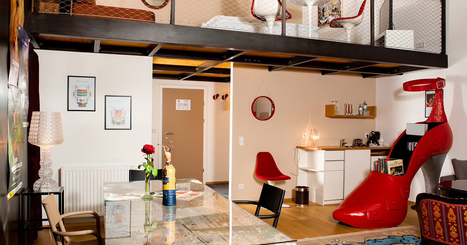 Loft mit großem rotem Schuh | Credit: At the Park Hotel