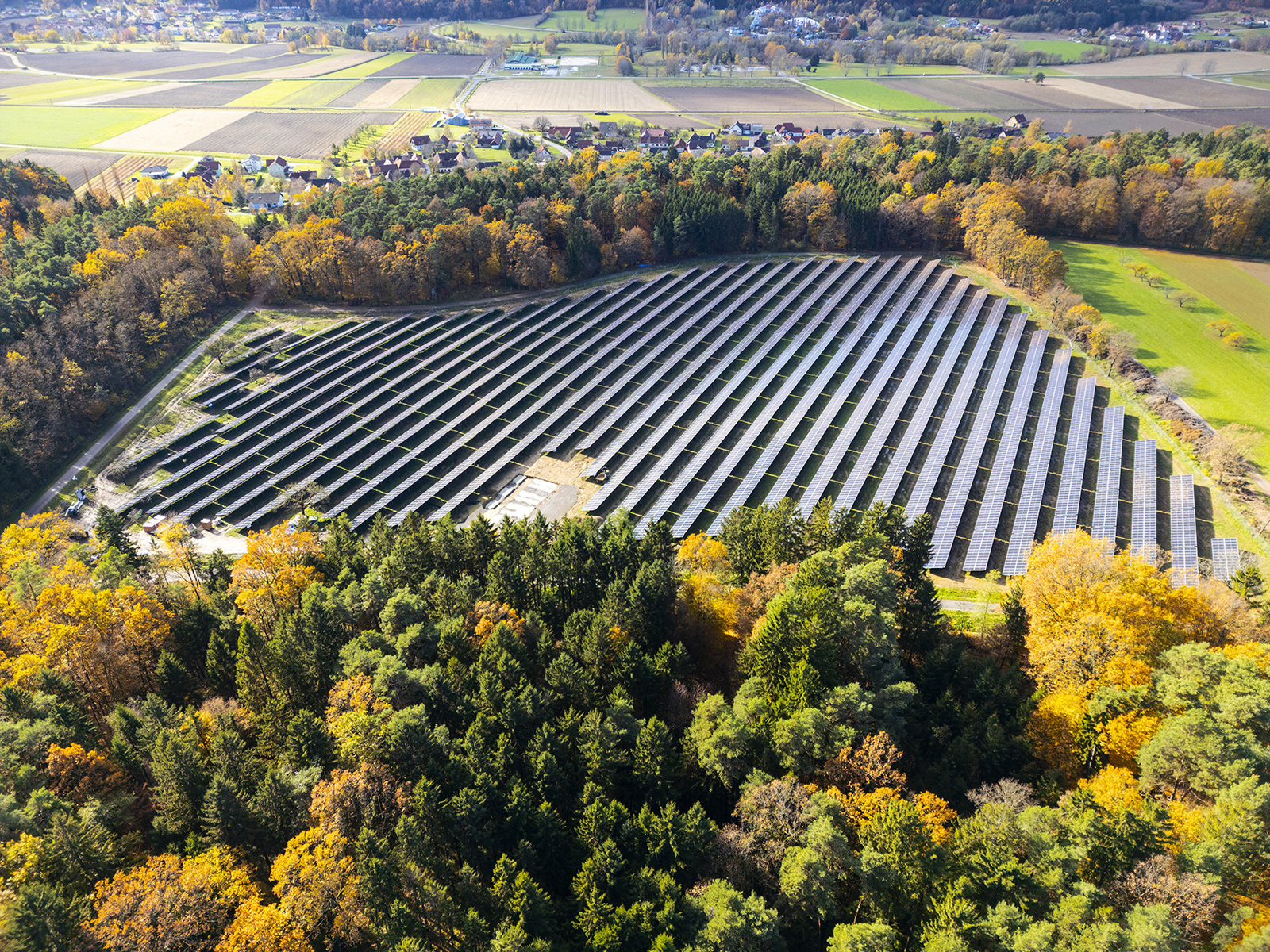Idyllische Hügellandschaft unter der Sonne | Credit: Rogner Bad Blumau © Hundertwasser Architekturprojekt