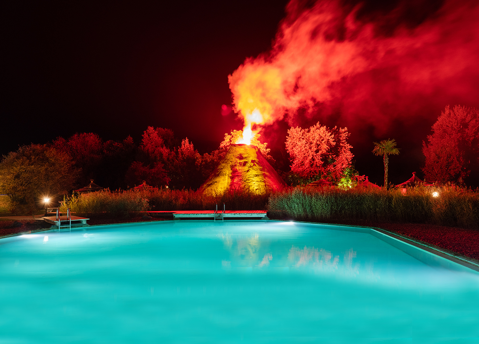 Nachbildung eines Vulkans vor dem Hintergrund einer Thermalbadanlage | Credit: Rogner Bad Blumau © Hundertwasser Architekturprojekt