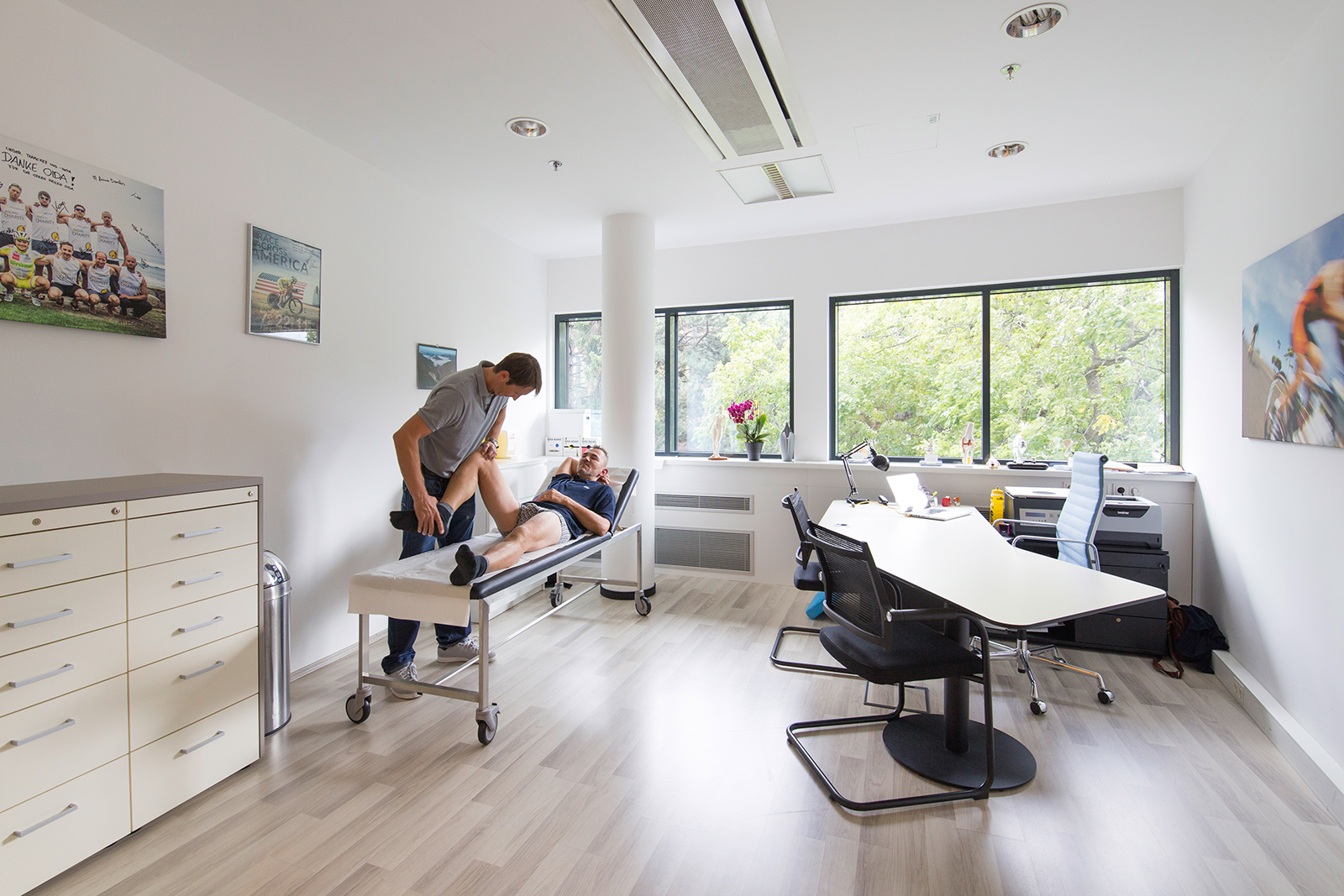 Physiotherapeut massiert Klienten | Credit: Cardiomed Linz