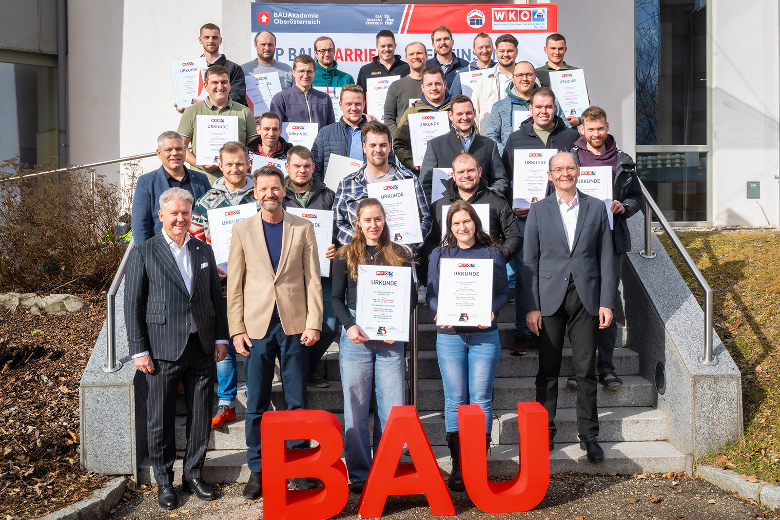 Absolventinnen und Absolventen des Erdbau-Lehrgangs 2026 posieren für ein Gruppenbild | Credit: Röbl