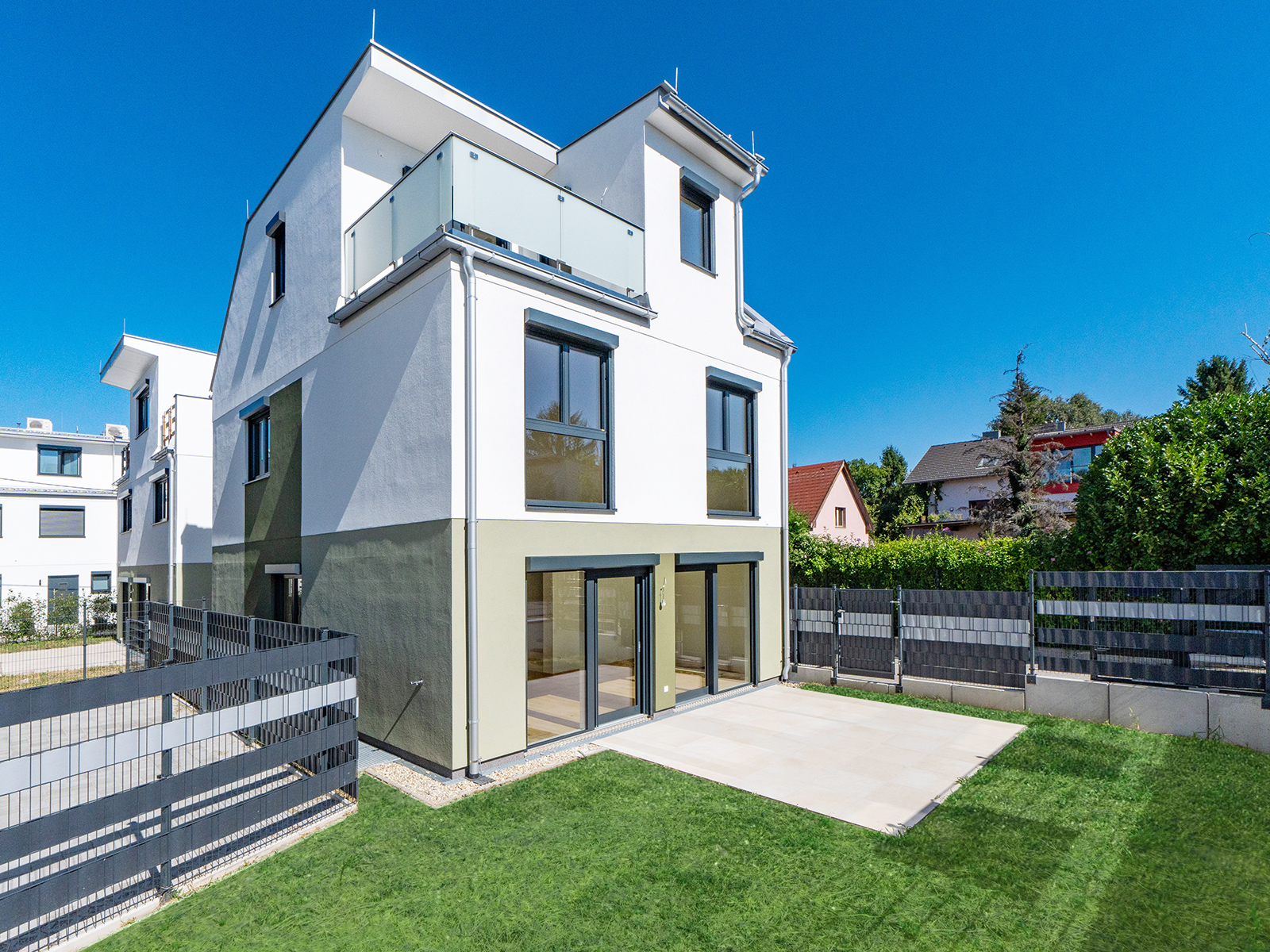 Modernes Wohnhaus von außen | Credit: Glorit Bausysteme