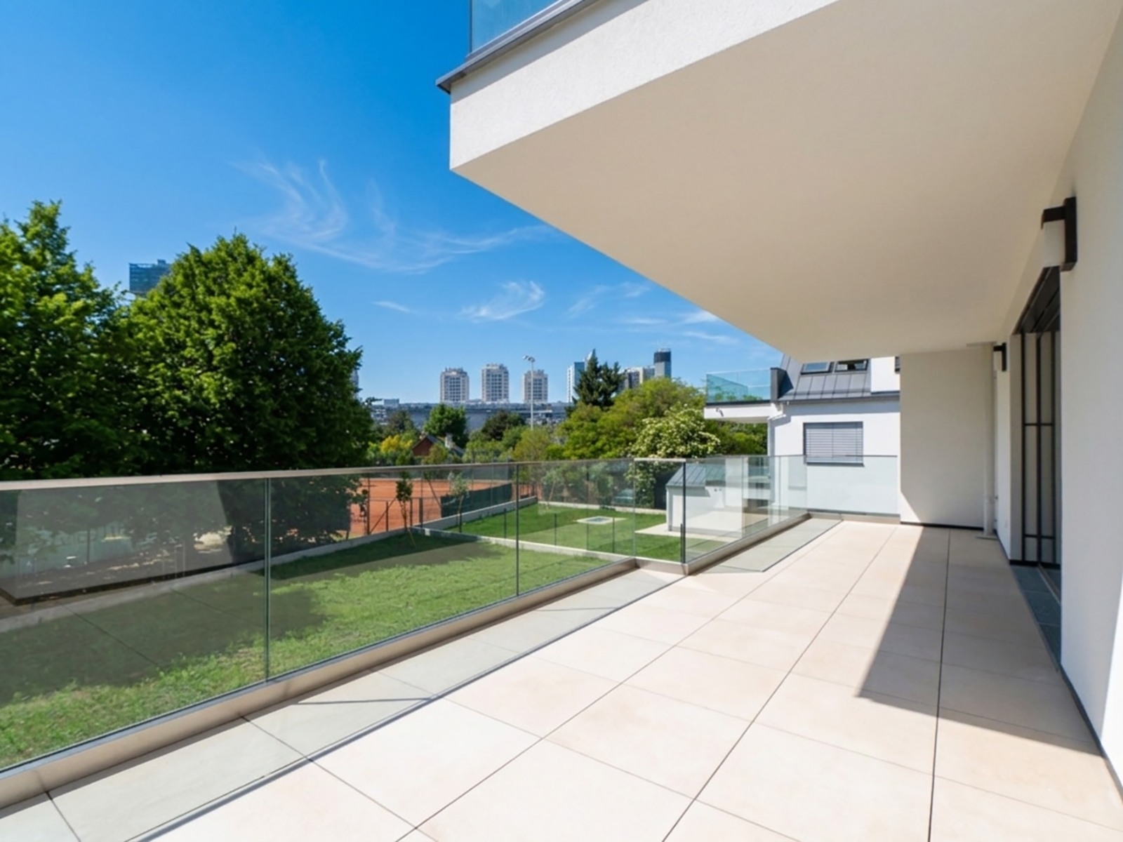 Terrasse eines modernen Wohnhauses | Credit: Glorit Bausysteme